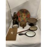 A MIXED LOT TO INCLUDE A VINTAGE CARVED FIGURE OF AN OLD MAN WITH A PIPE, A WOODEN CAKE STAND, A
