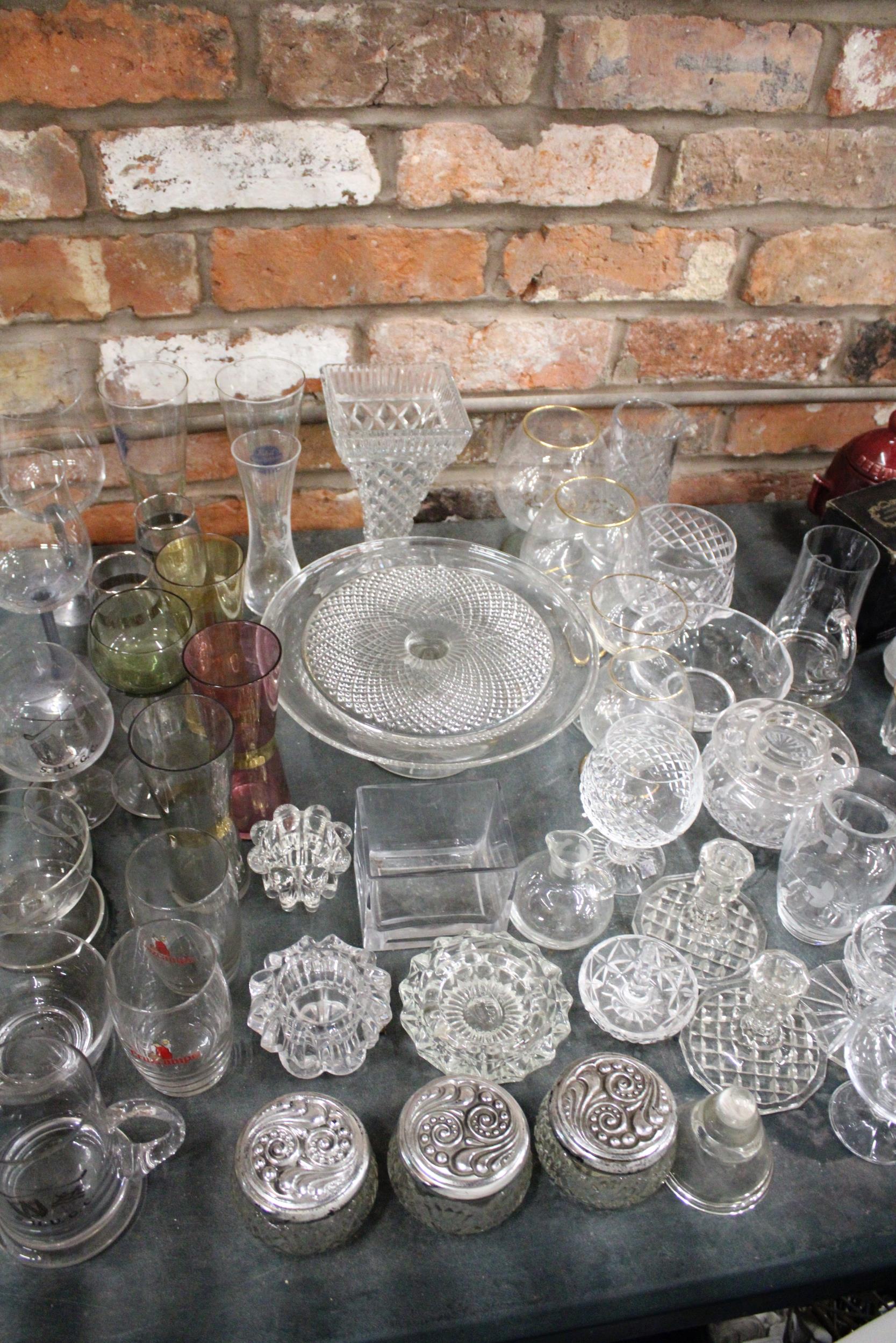 A LARGE COLLECTION OF GLASSWARE TO INCLUDE CRYSTAL BRANDY BALLOONS, FOOTED CAKE STAND, VASE, ROSE