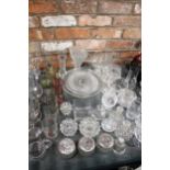A LARGE COLLECTION OF GLASSWARE TO INCLUDE CRYSTAL BRANDY BALLOONS, FOOTED CAKE STAND, VASE, ROSE