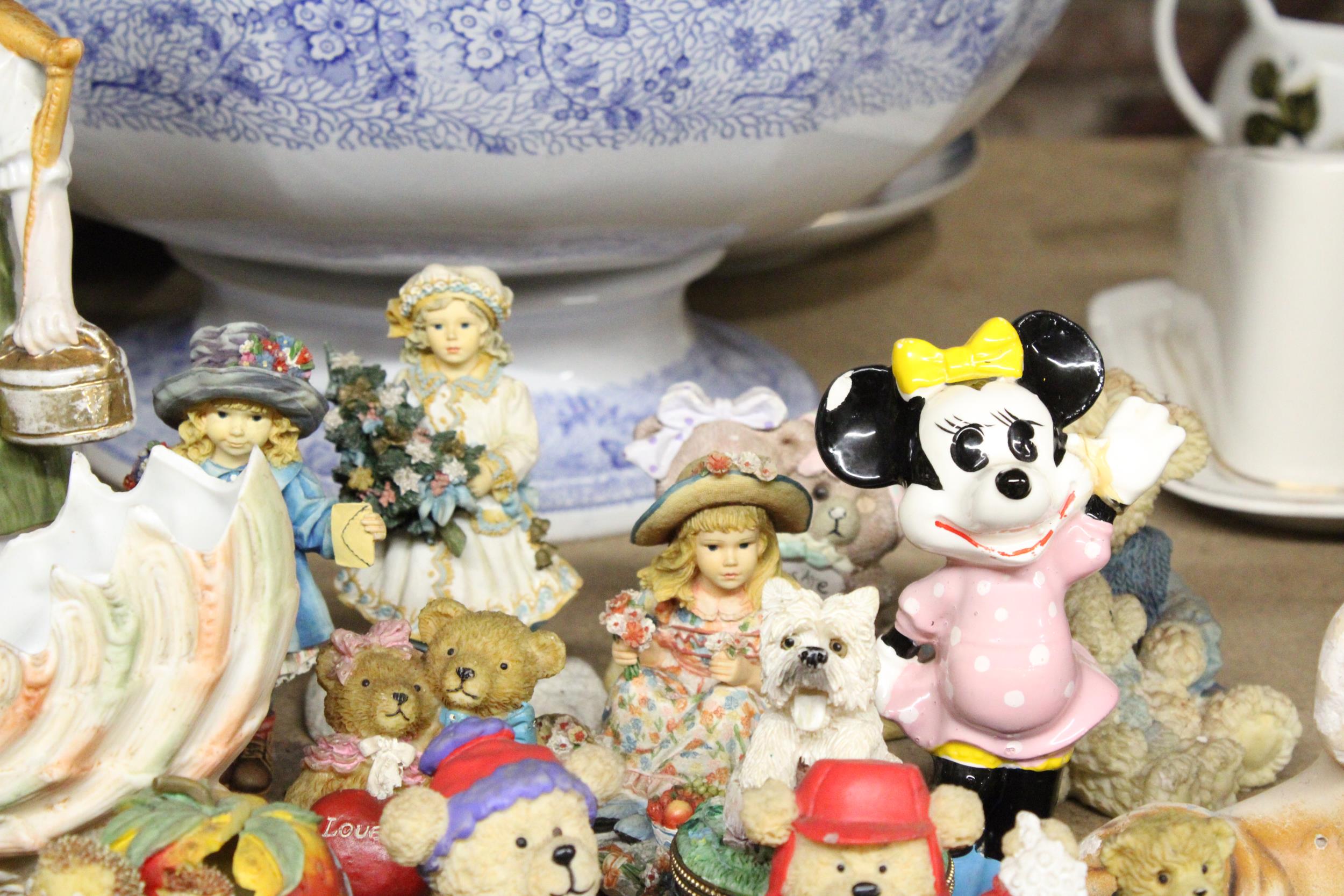 A COLLECTION OF RESIN ANIMALS TO INCLUDE, TEDDY BEARS, ETC, PLUS CONTINENTAL STYLE FIGURES, ETC - Image 4 of 5