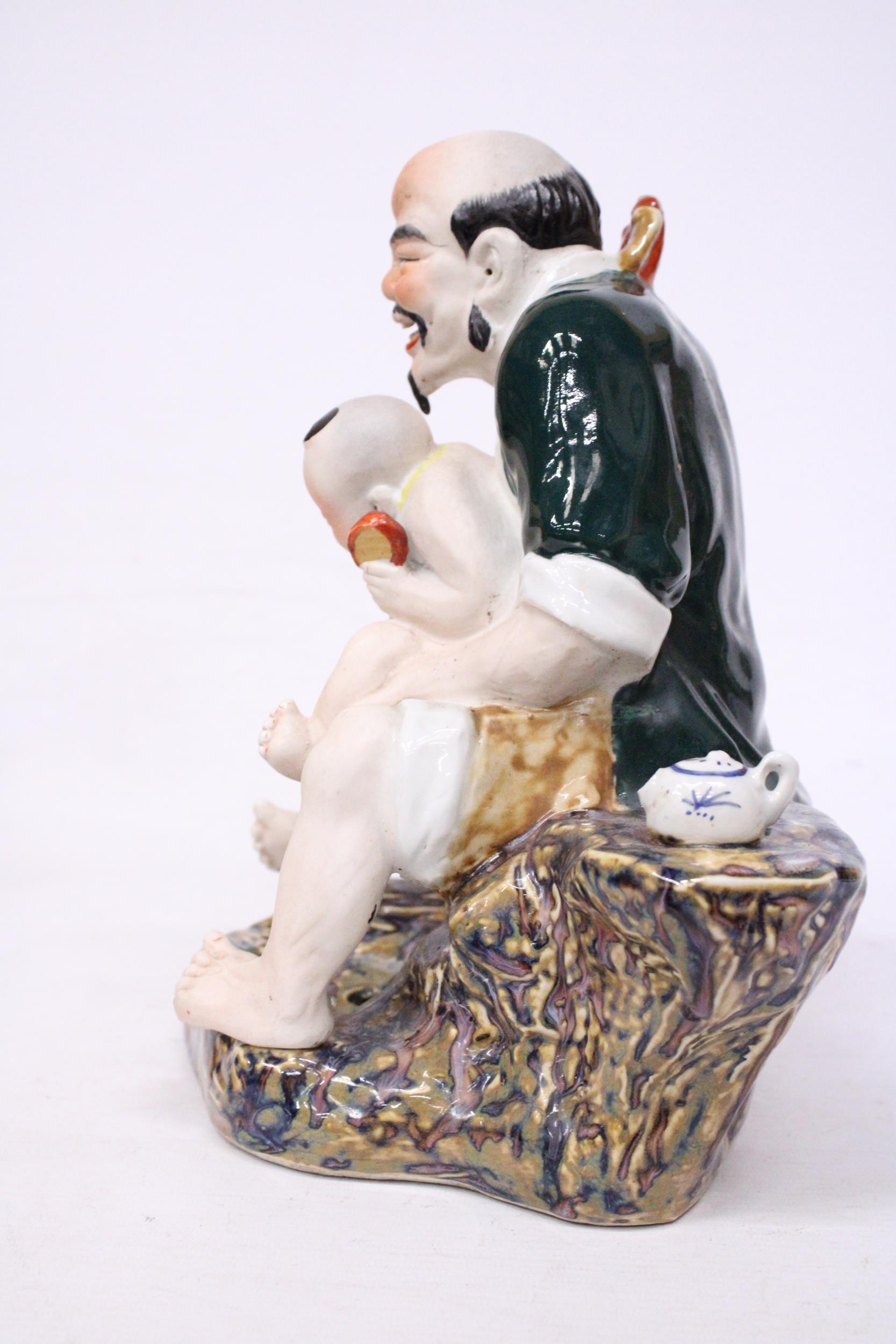 A CHINESE PORCELAIN MAN WITH BABY - Image 3 of 6