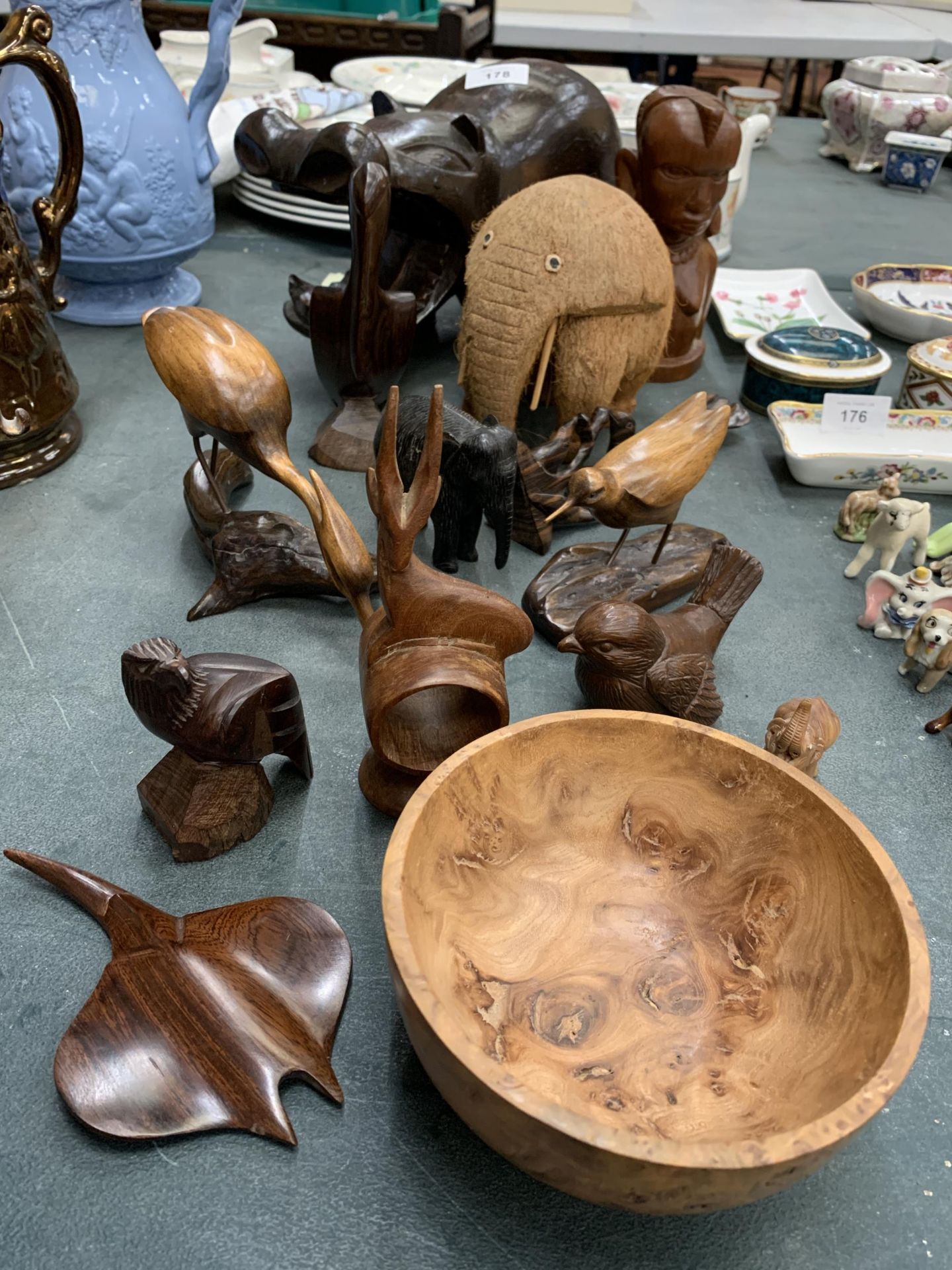 A QUANTITY OF CARVED TREEN ITEMS TO INCLUDE A LARGE HIPPOPOTAMUS, ELEPHANTS, BIRDS, ETC - Image 3 of 4