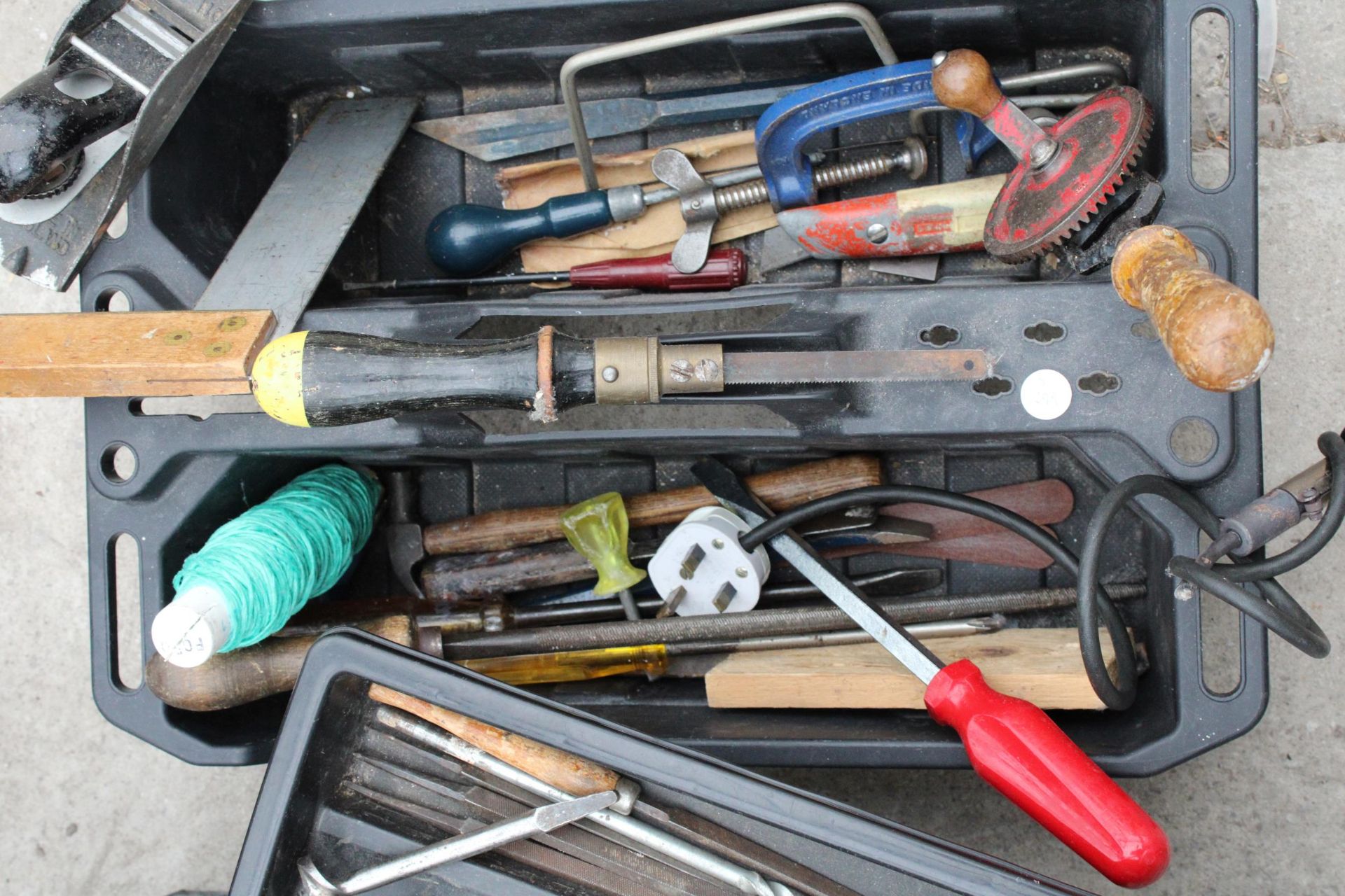 A PLASTIC TOOL BOX AND AN ASSORTMENT OF TOOLS TO INCLUDE SCREW DRIVERS AND CHISELS ETC - Bild 3 aus 5