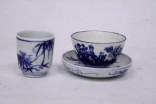 A WORCESTER TEA BOWL (A/F TOGETHER WITH FJURTHER TEAWARE