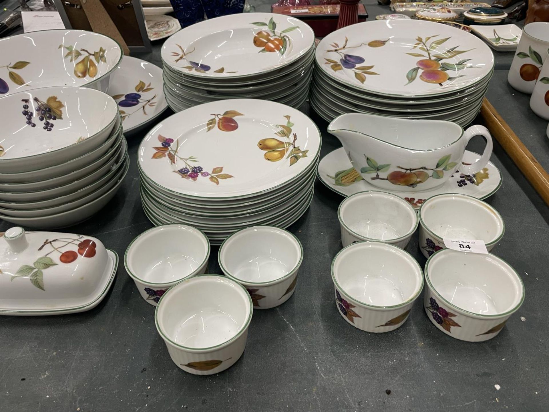 A COLLECTION OR ROYAL WORCESTER EVESHAM DINNERWARE TO INCLUDE PLATES, SIDE PLATES, BOWLS, - Image 3 of 8