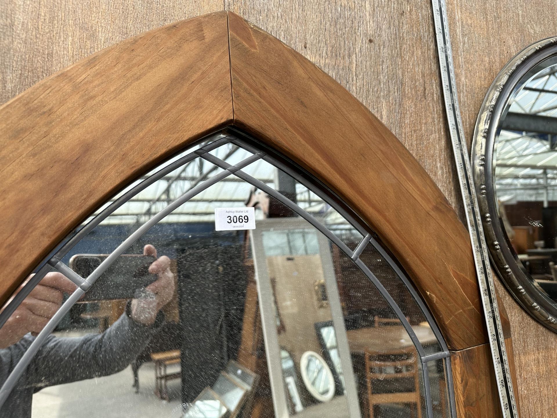 AN OAK ARCH FRAMED MIRROR WITH LOWER SHELF - Image 2 of 2