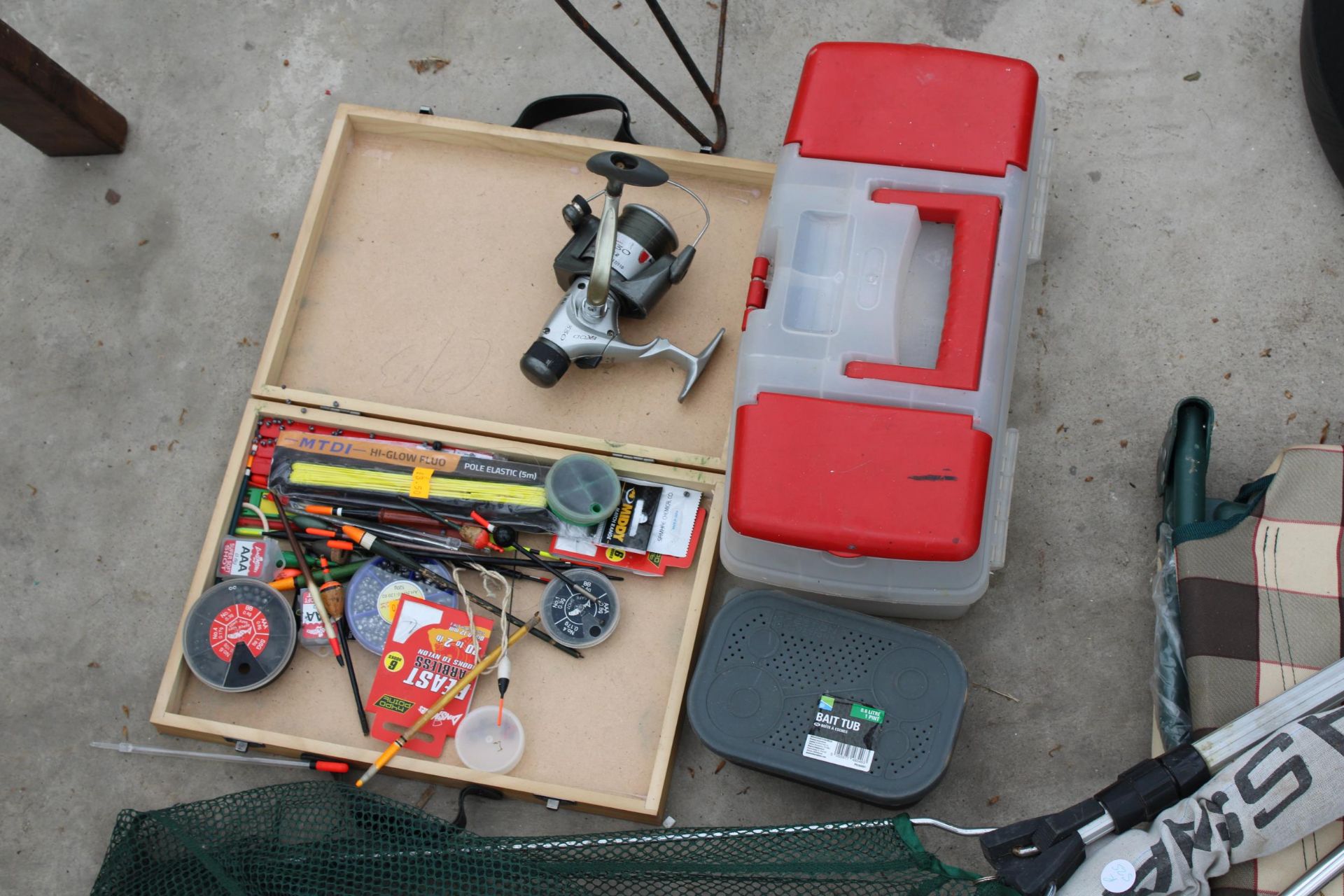 AN ASSORTMENT OF FISHING TACKLE TO INCLUDE A ROD, A LANDING NET AND FLOATS ETC - Image 2 of 3
