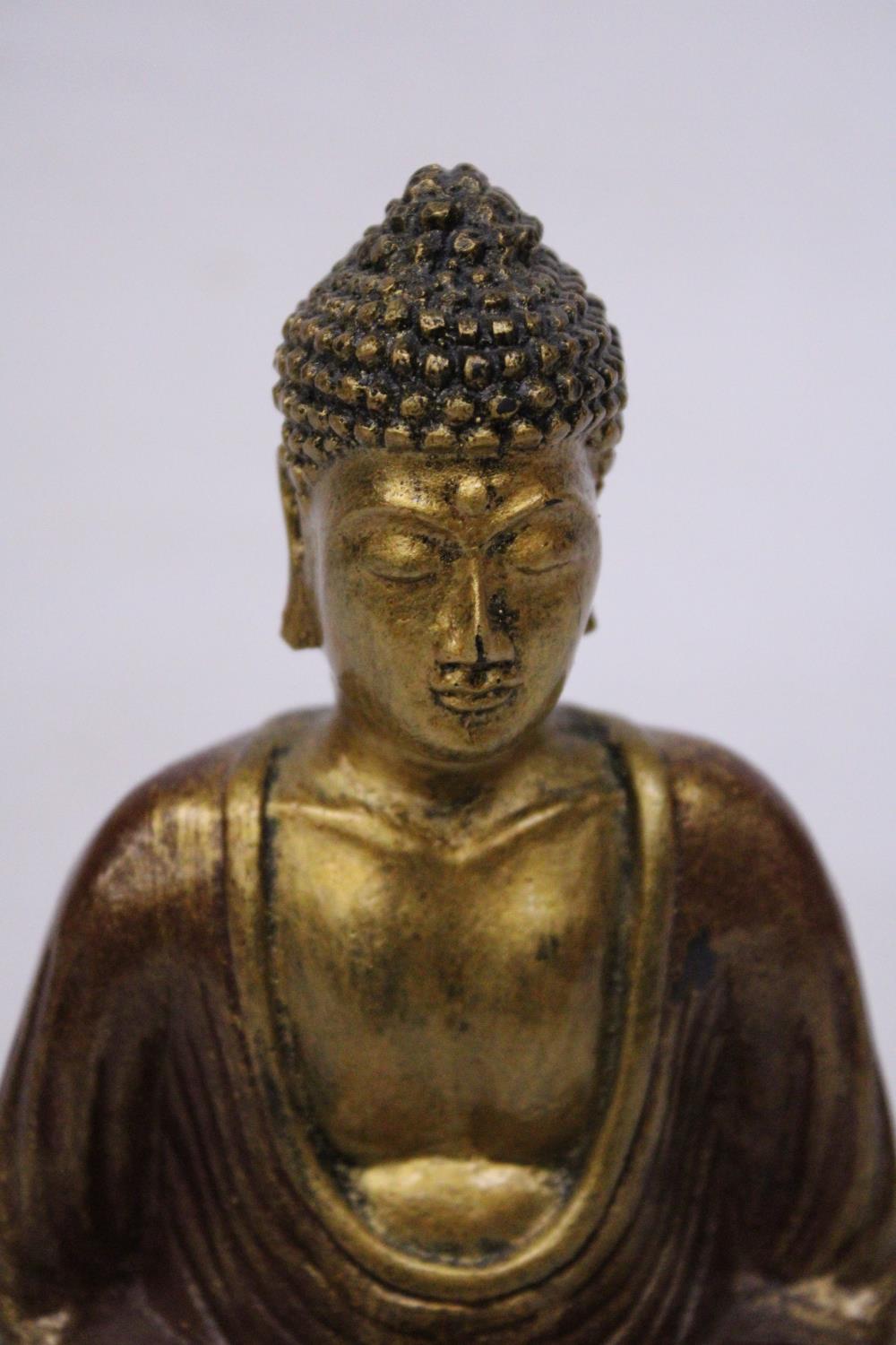 A SMALL RESIN GOLD COLOURED BUDDHA STATUE (16 CM) - Image 5 of 5