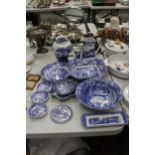 A MIXED LOT OF BLUE AND WHITE WARE TO INCLUDE SPODE, ROYAL TUDOR WARE, IRONSTONE TABLEWARE ETC