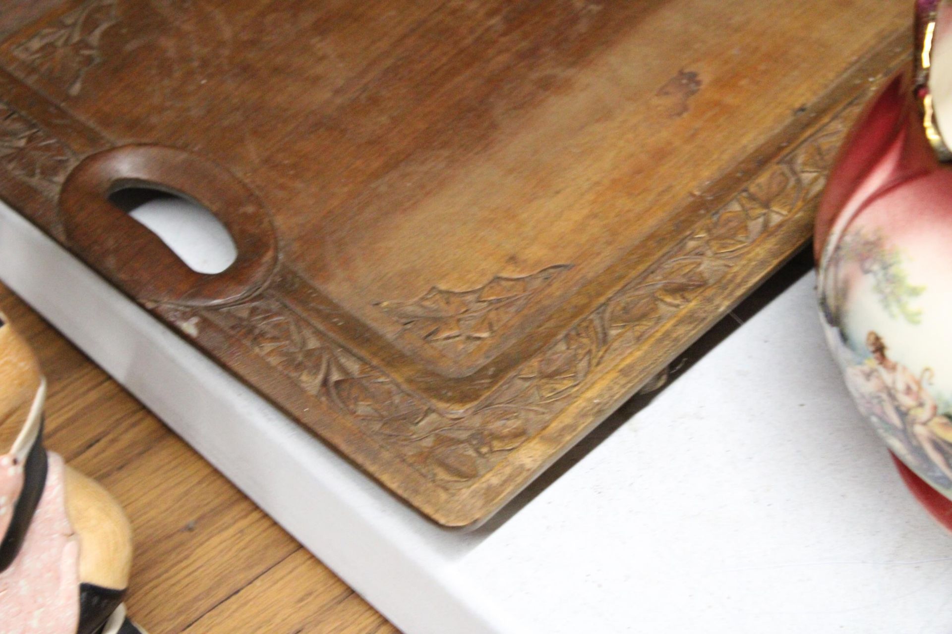 TWO VINTAGE WOODEN TRAYS, ONE WITH CARVED EDGES PLUS A MAHOGANY BOWL ON BUN FEET - Image 3 of 4