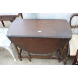 A MID 20TH CENTURY OVAL GATE-LEG TABLE