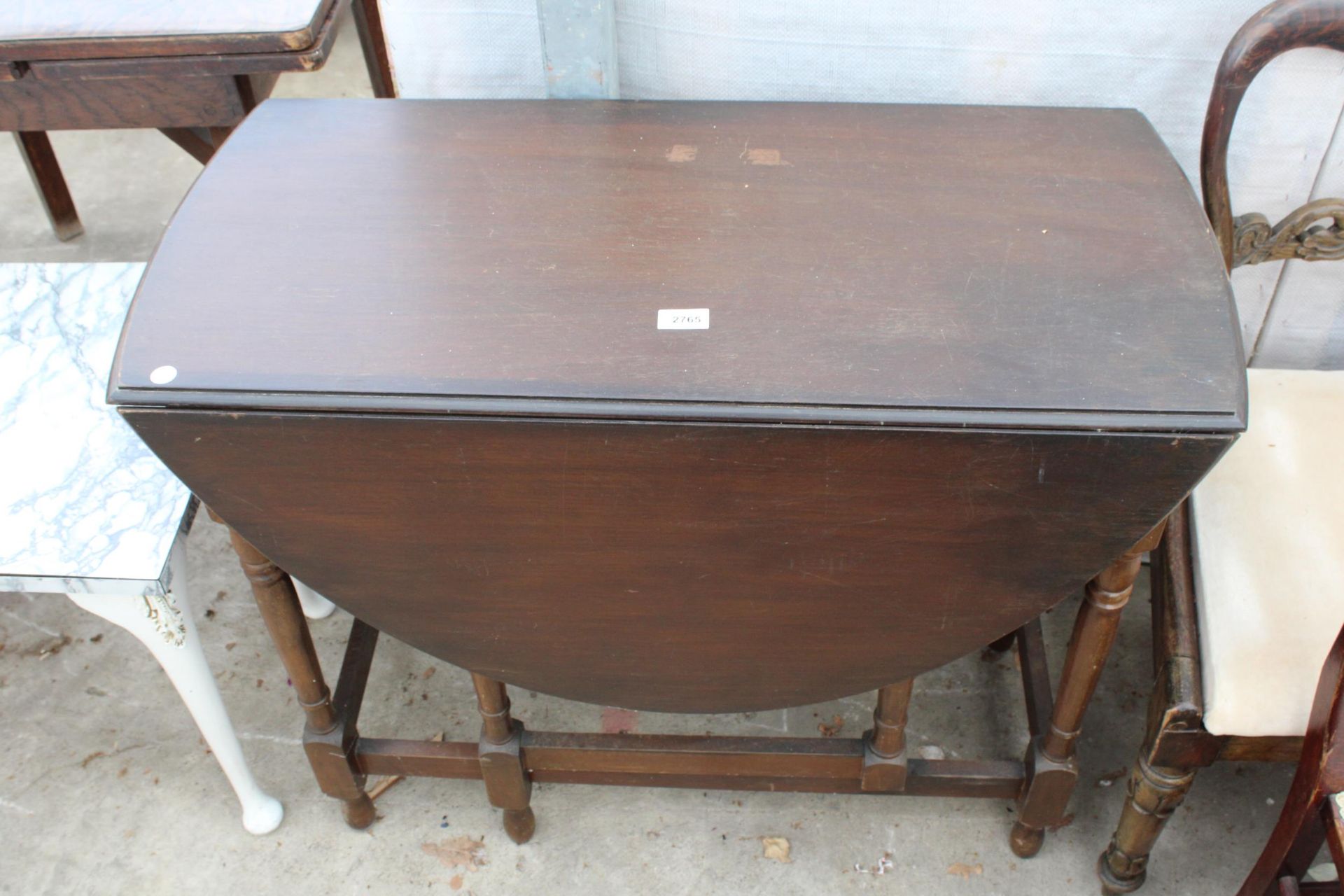 A MID 20TH CENTURY OVAL GATE-LEG TABLE