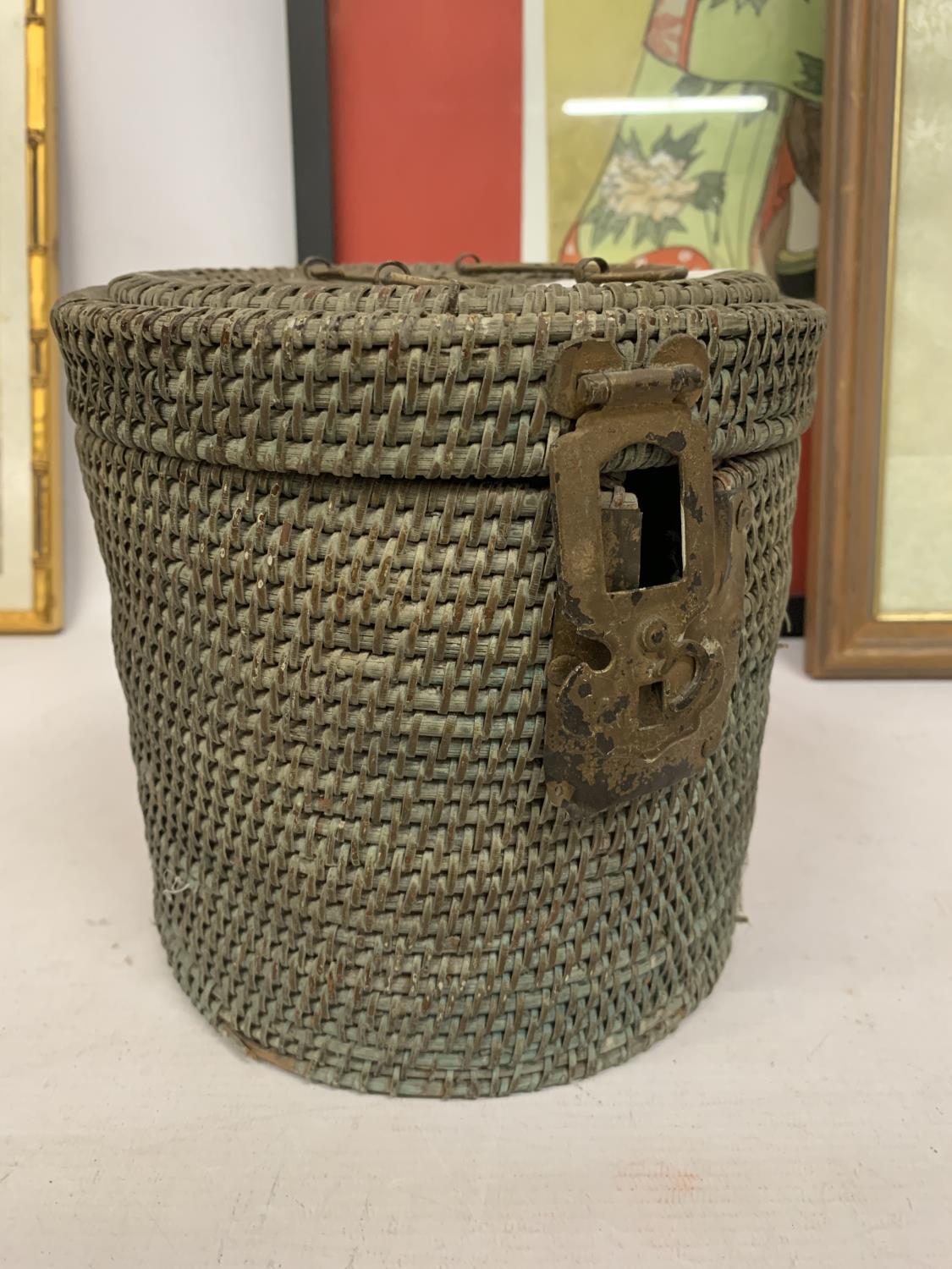 AN ANTIQUE BLUE AND WHITE CHINESE TEAPOT IN ORIGINAL BASKET - Image 4 of 4