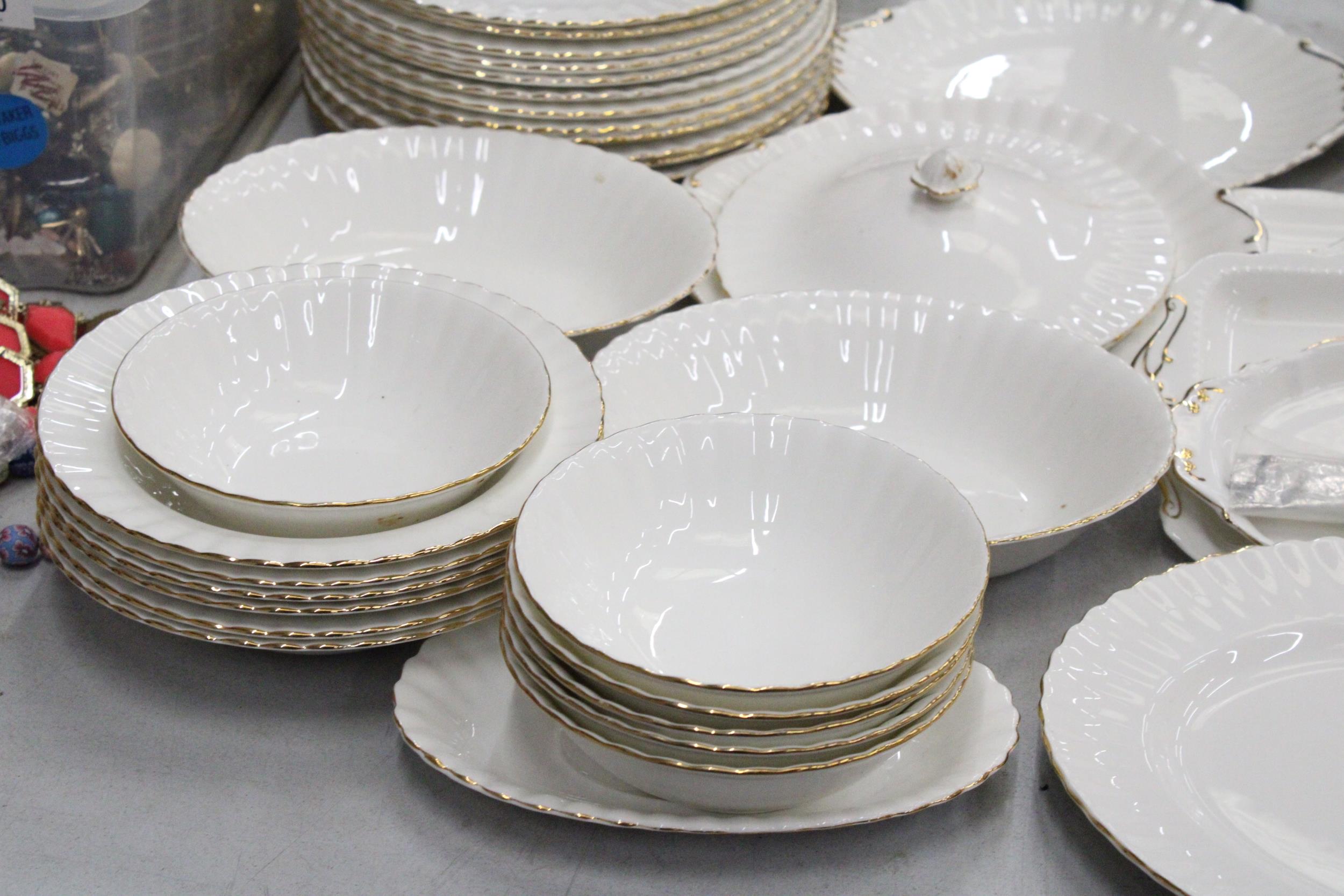 A LARGE ROYAL ALBERT PART DINNER SERVIE "VAL DOR" TO INCLUDE PLATES, CUPS, SAUCERS, TEAPOT, COFFEE - Image 2 of 6