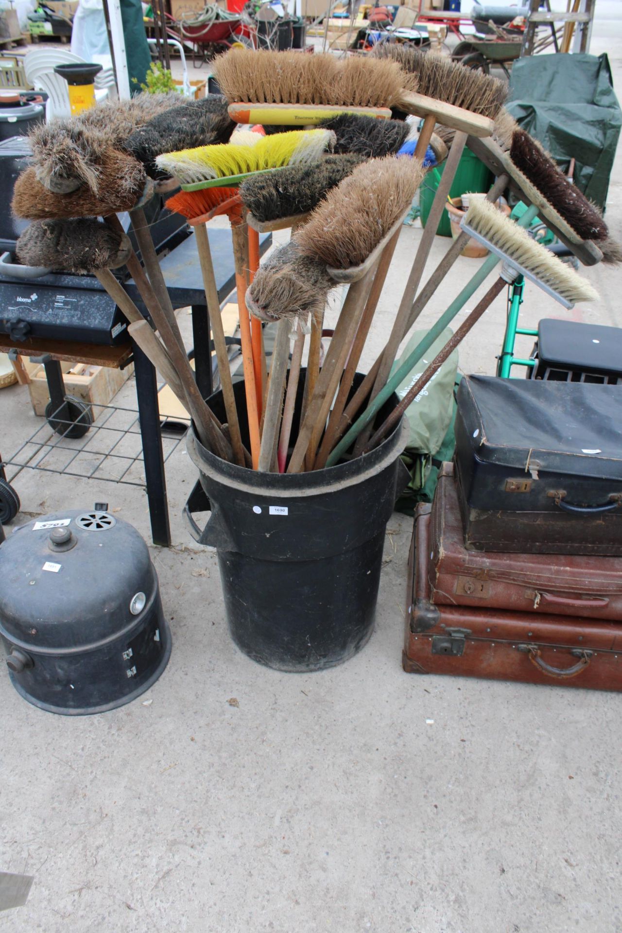 A PLASTIC DUSTBIN CONTAINING A LARGE QUANTITY OF BRUSHES