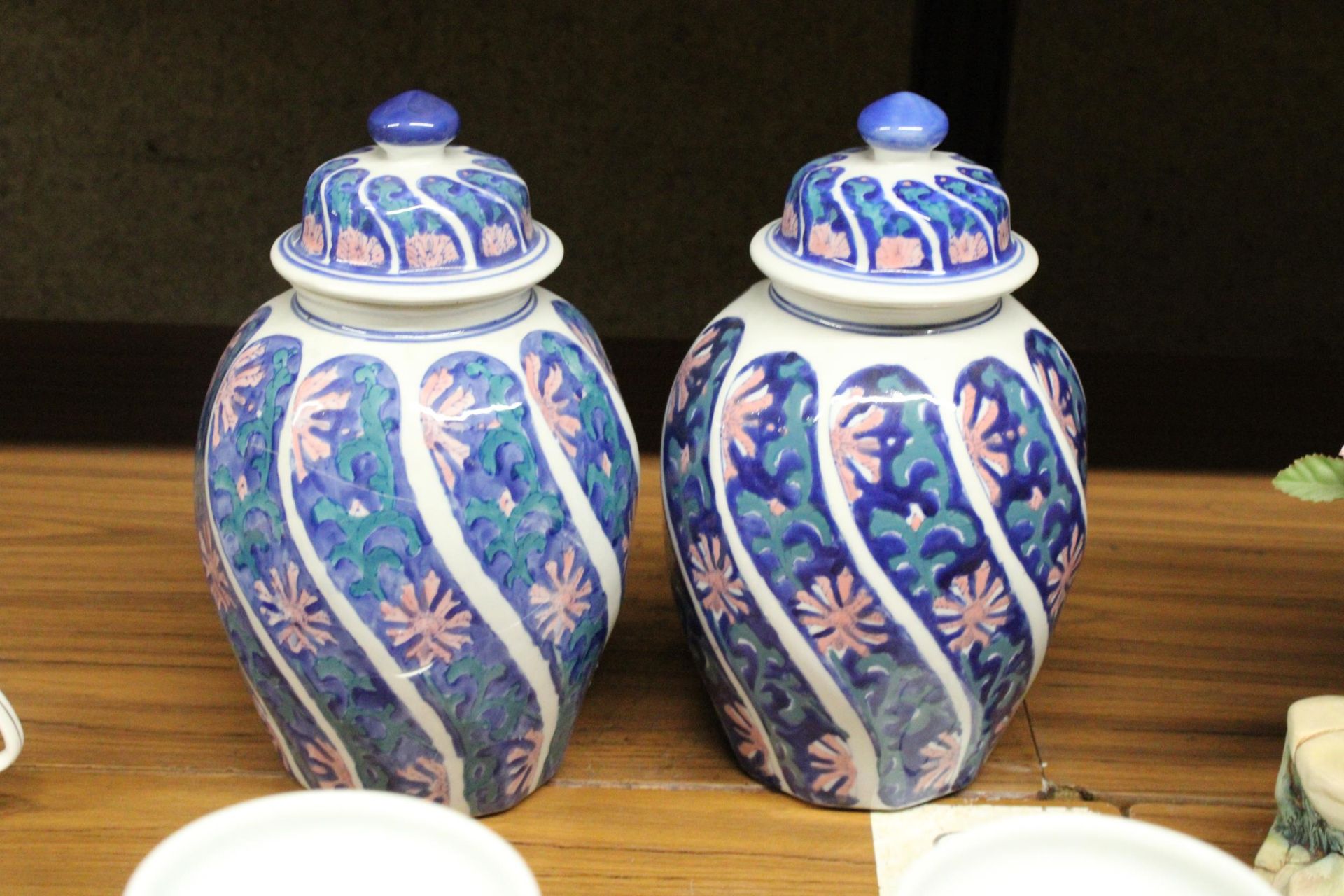 A QUANTITY OF LARGE CERAMICS TO INCLUDE LIDDED POTS, VASES, A GINGER JAR AND FLORAL DOG - Image 4 of 4