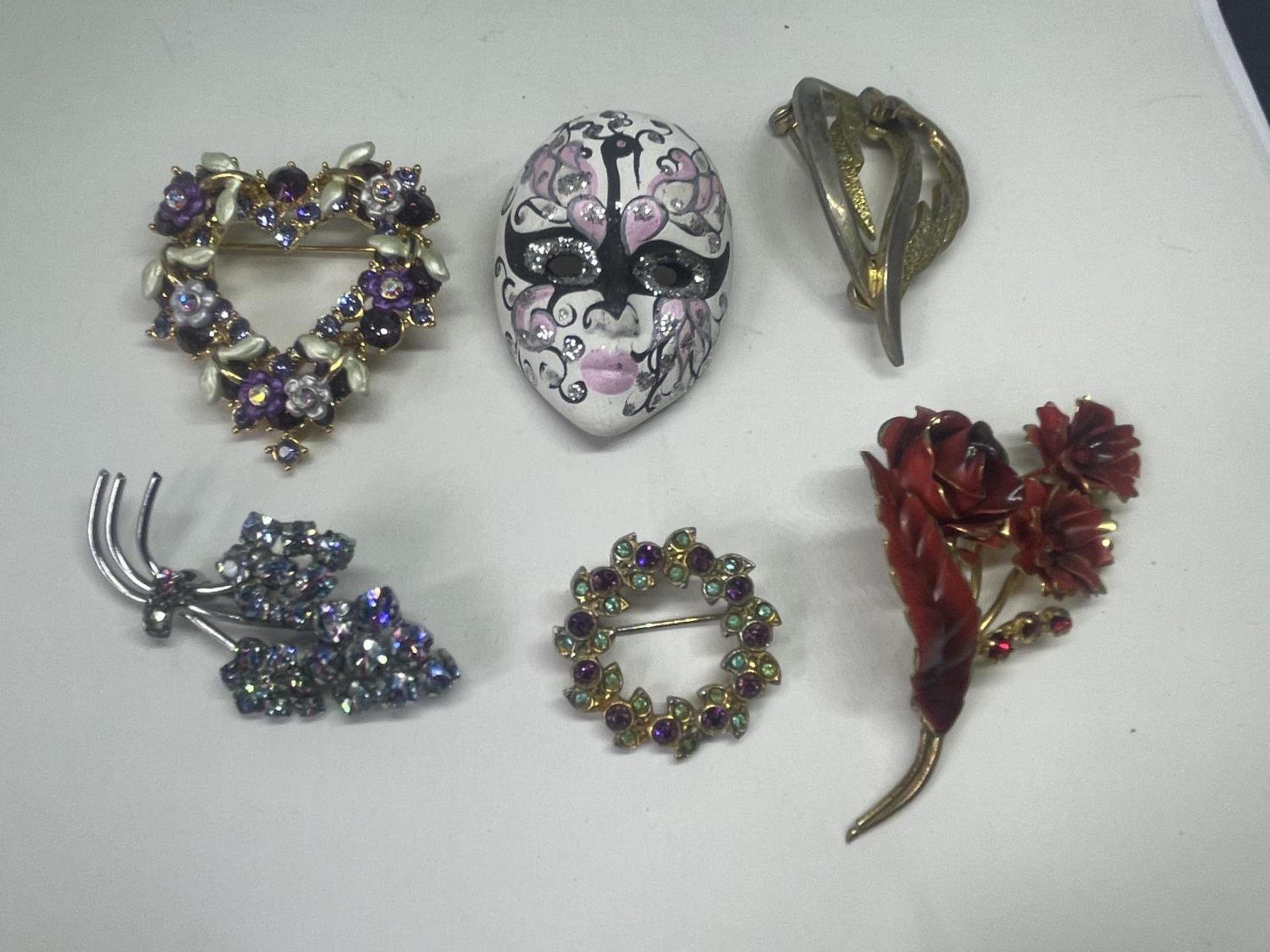 A QUANTITY OF COSTUME JEWELLERY BROOCHES - Image 3 of 3