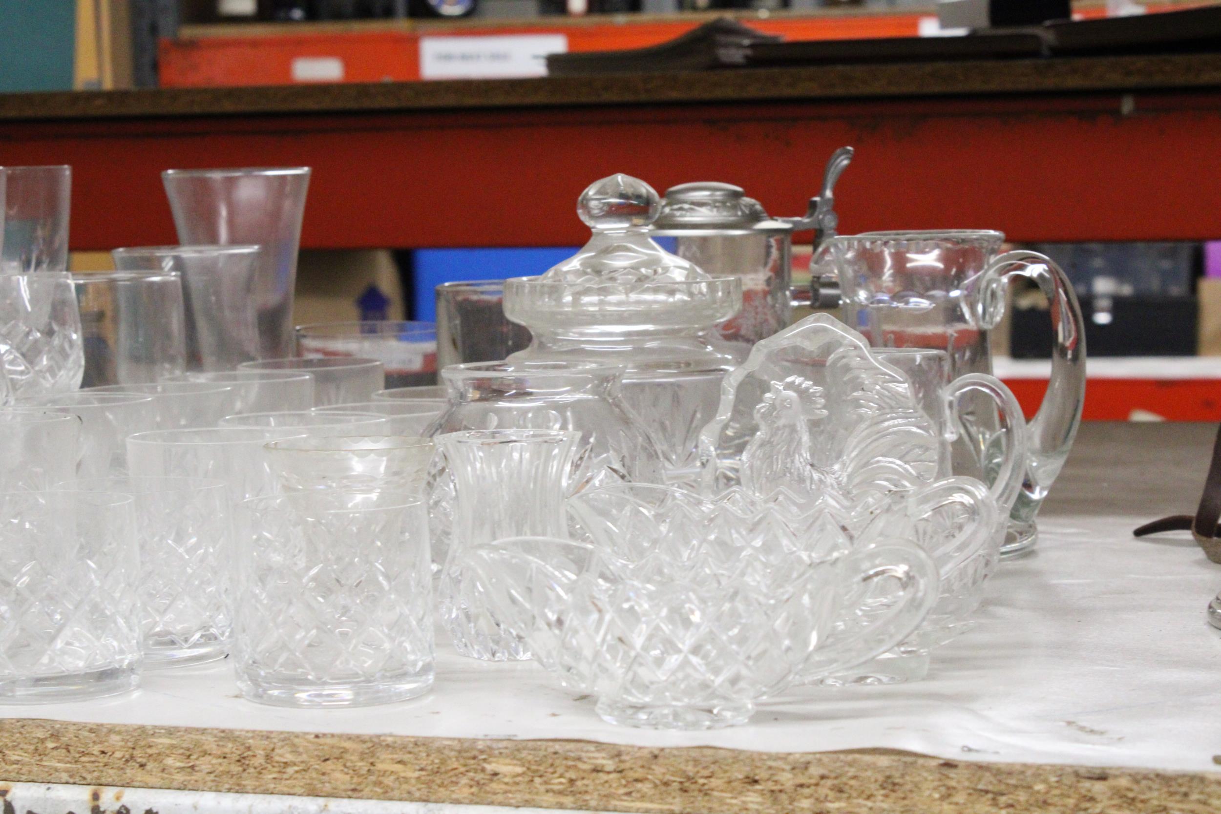 A LARGE QUANTITY OF GLASSWARE TO INCLUDE BOWLS, JUGS, PAPERWEIGHTS, WINE GLASSES, TUMBLERS, ETC - Image 4 of 4
