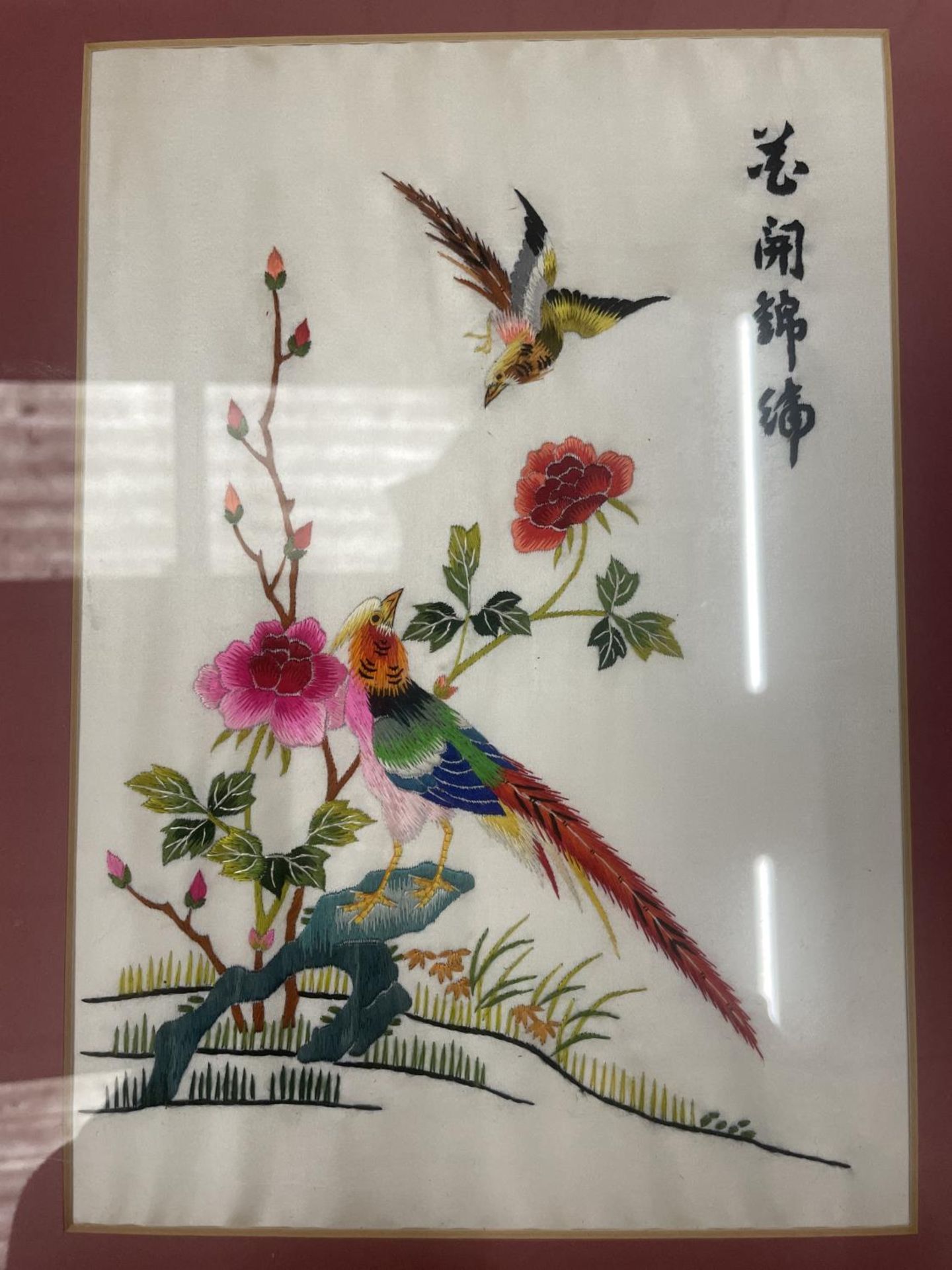 AN ORIENTAL SILK HAND EMBROIDERED ART PIECE IN BAMBOO FRAME - Image 2 of 5