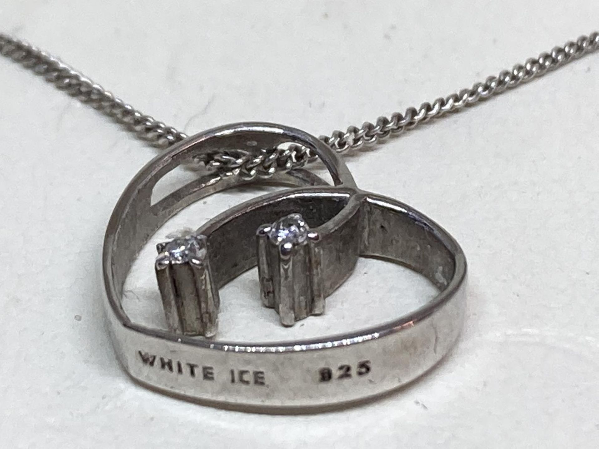 A WHITE ICE SILVER AND DIAMOND NECKLACE WITH HEART PENDANT CONTAINING TWO DIAMONDS IN AN ORIGINAL - Bild 6 aus 12