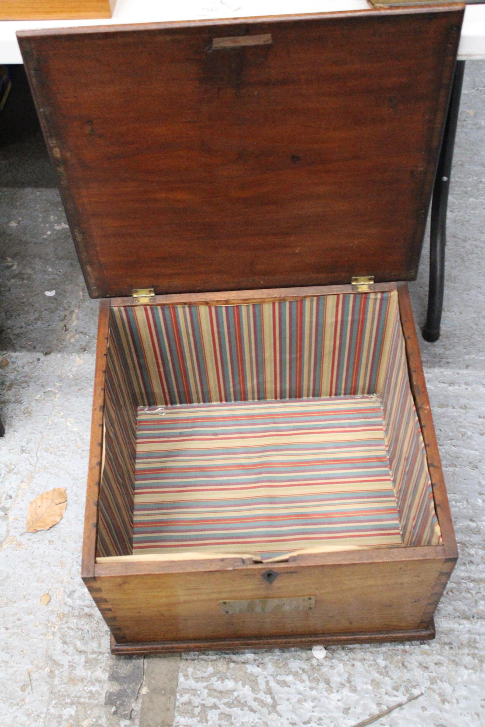 A LARGE VINTAGE MAHOGANY BOX WITH BRASS PLAQUE AND DOVETAIL JOINTS, HEIGHT 33CM, WIDTH 49CM, DEPTH - Image 3 of 4