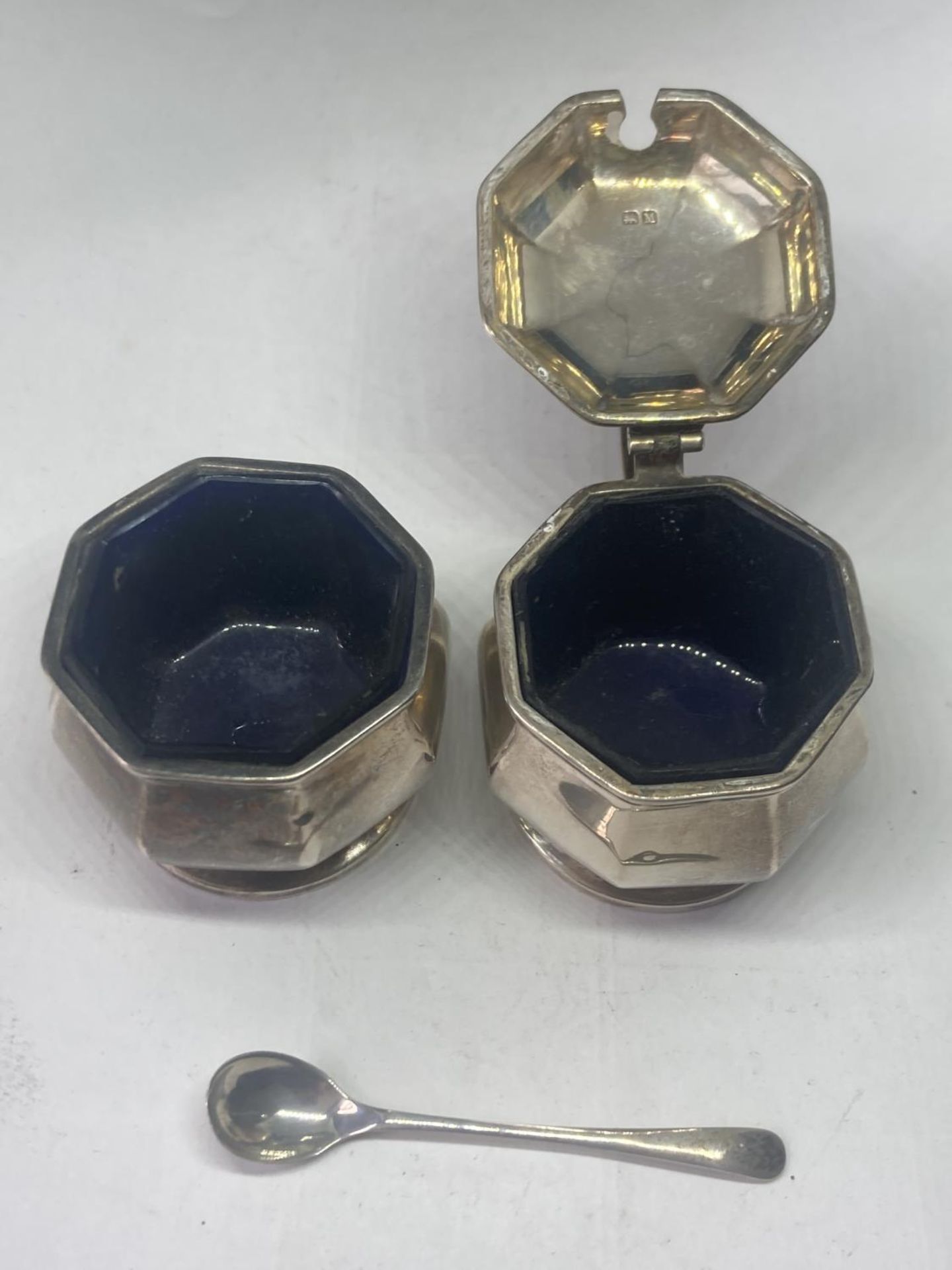 THREE HALLMARKED BIRMINGHAM SILVER ITEMS TO INCLUDE TWO CRUETS WITH BLUE GLASS LINERS AND A SPOON - Image 3 of 8