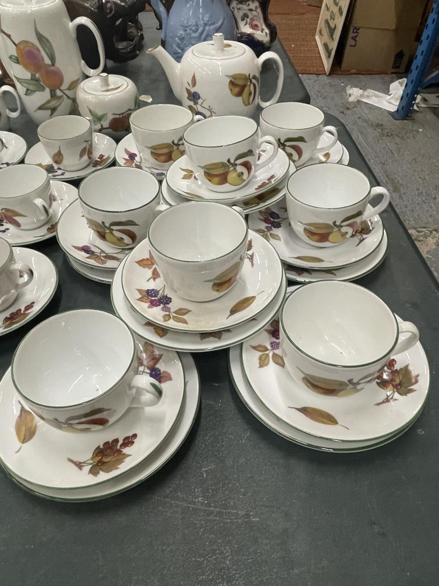 A LARGE COLLECTION OF ROYAL WORCESTER EVESHAM TEA AND COFFEE WARE TO INCLUDE TEAPOT, COFFEE POT, - Bild 4 aus 8
