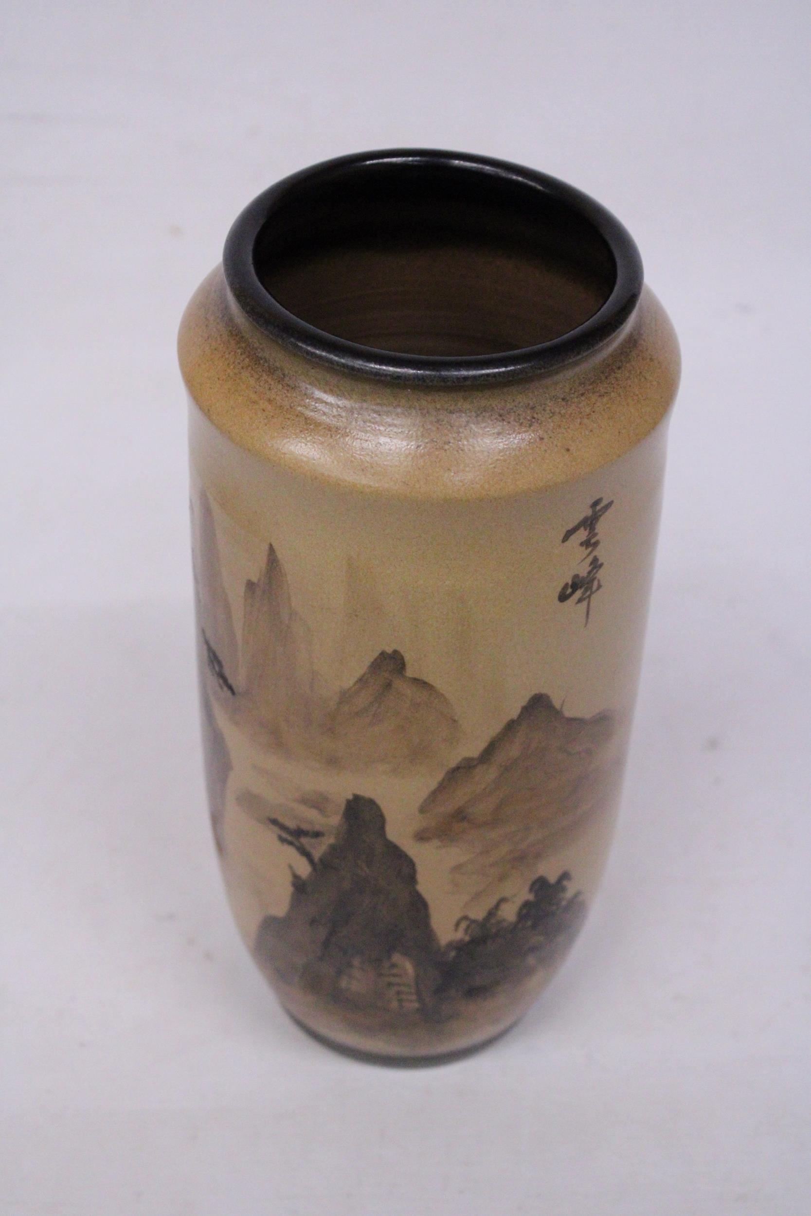 A JAPANESE STONEWARE VASE WITH AN ORIENTAL LANDSCAPE SCENE WITH SIGNATURE - 29 CM - Image 6 of 6