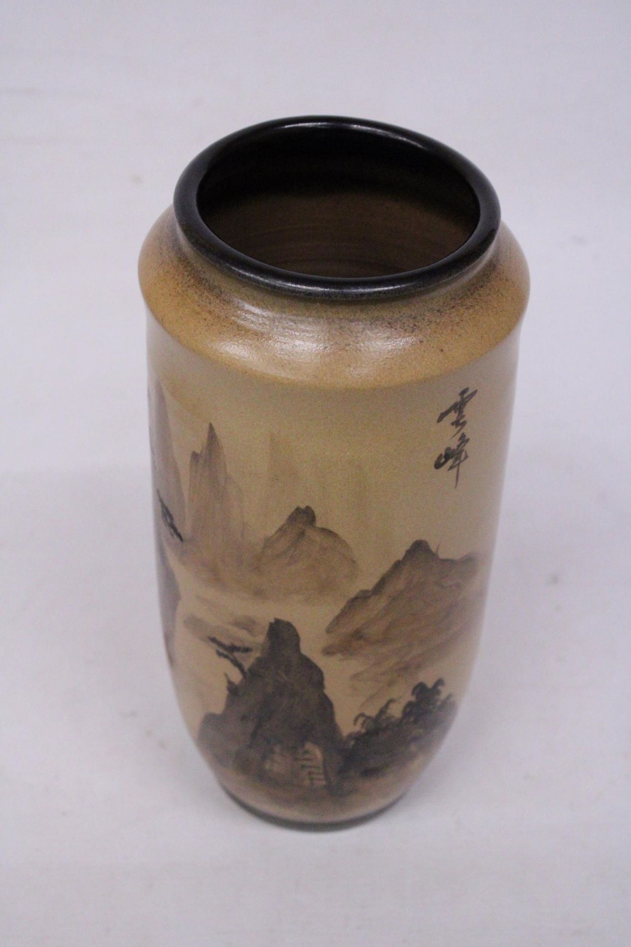 A JAPANESE STONEWARE VASE WITH AN ORIENTAL LANDSCAPE SCENE WITH SIGNATURE - 29 CM - Image 6 of 6