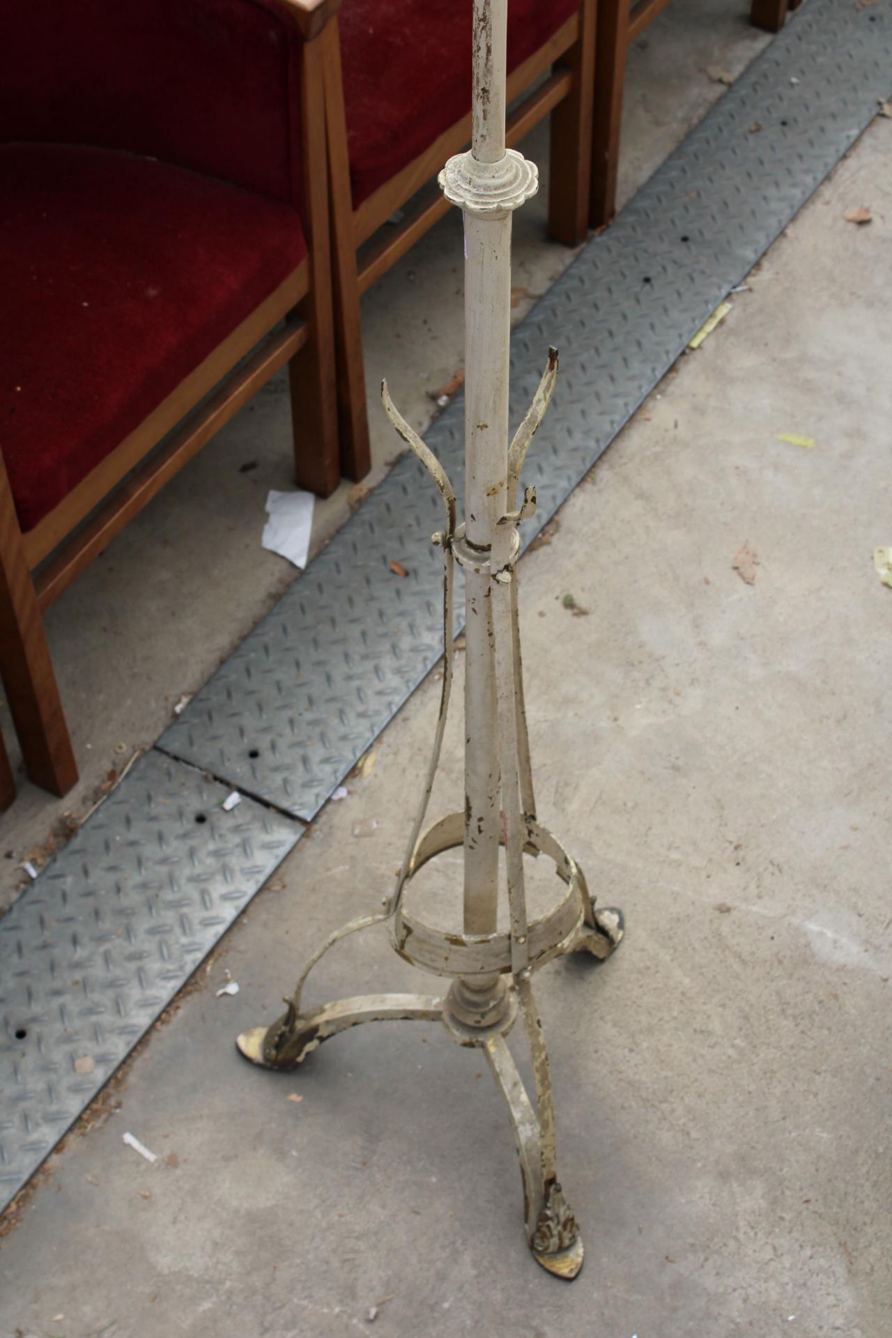 A VICTORIAN BRASS, ADJUSTABLE OIL LAMP STANDARD - Image 2 of 3