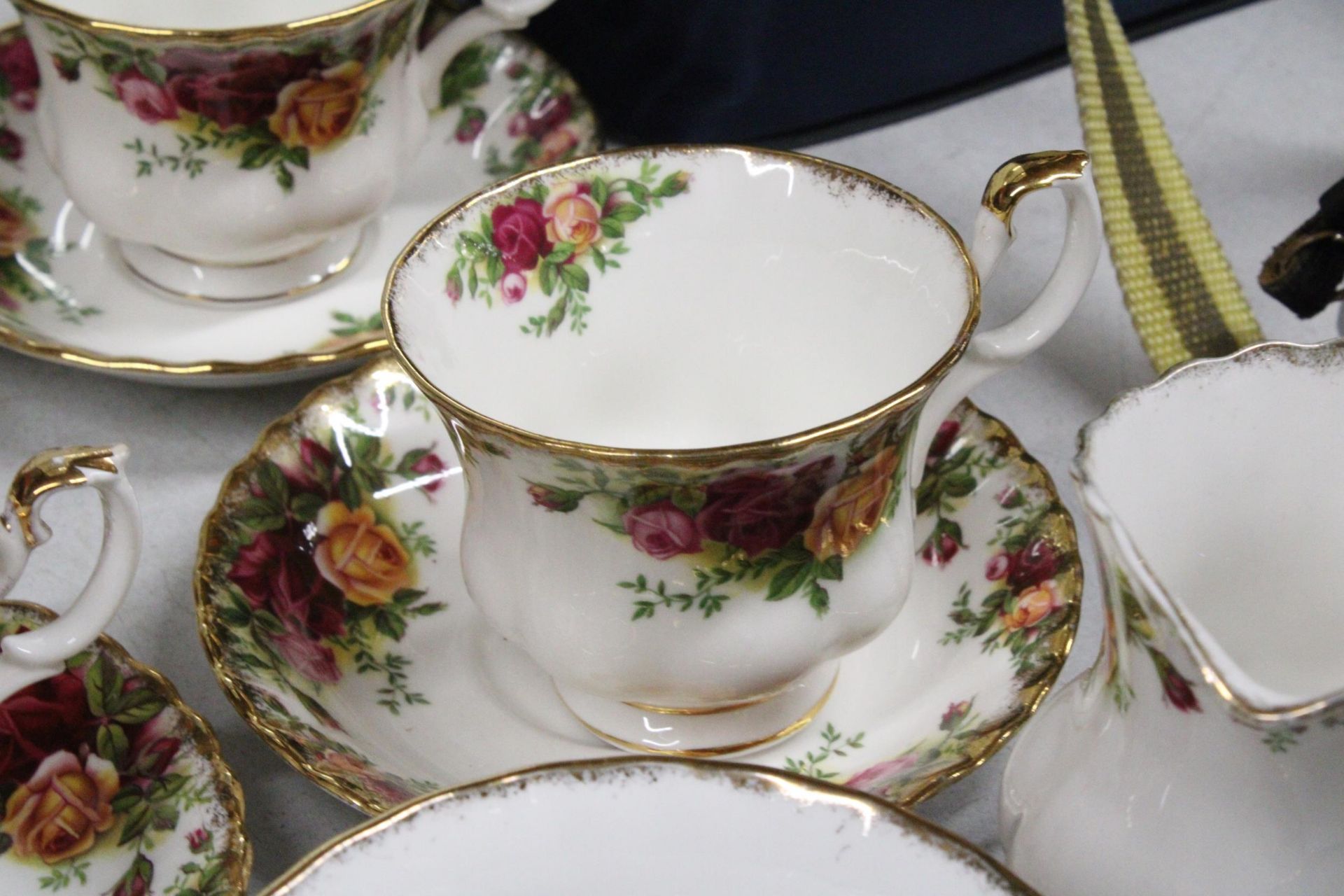 A QUANTITY OF ROYAL ALBERT 'OLD COUNTRY ROSES' TO INCLUDE CUPS, SAUCERS, A CREAM JUG AND SUGAR BOWL - Image 3 of 6