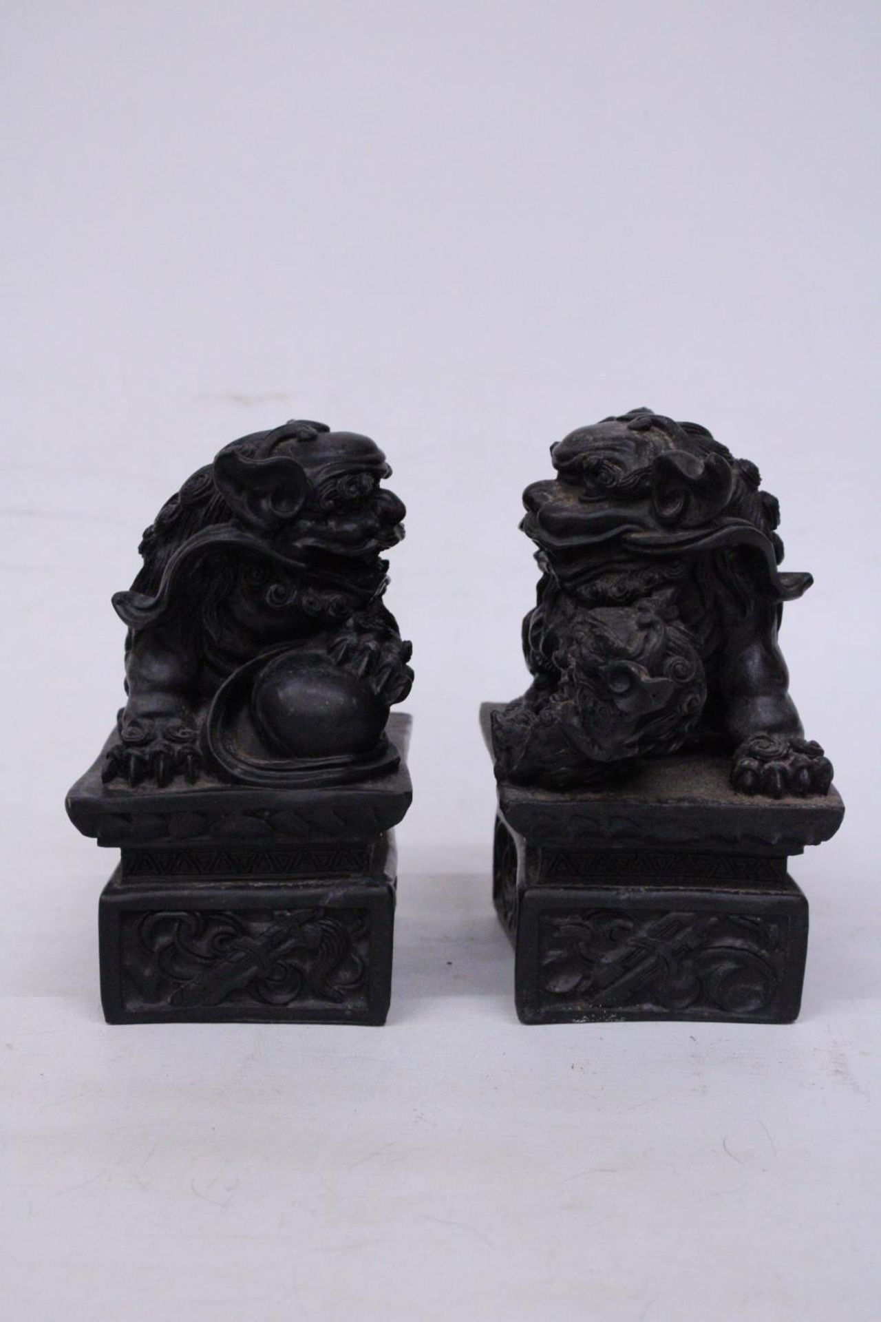 A VINTAGE PAIR OF CHINESE FOO FU DOG/GUARDIAN LION FIGURES - Image 2 of 4