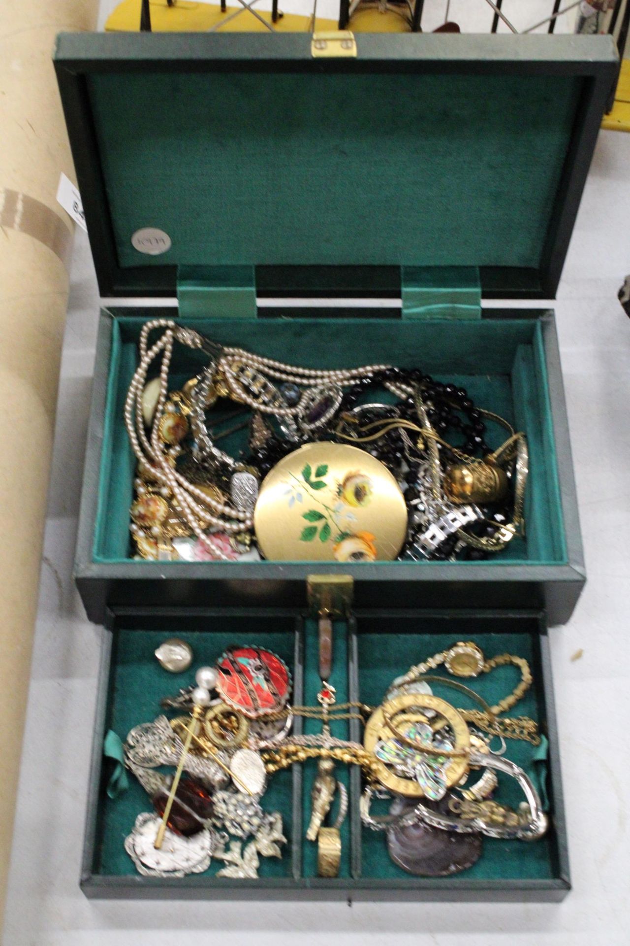 A QUANTITY OF VINTAGE AND MODERN COSTUME JEWELLERY TO INCLUDE A HALLMARKED SILVER RING, CHAINS,