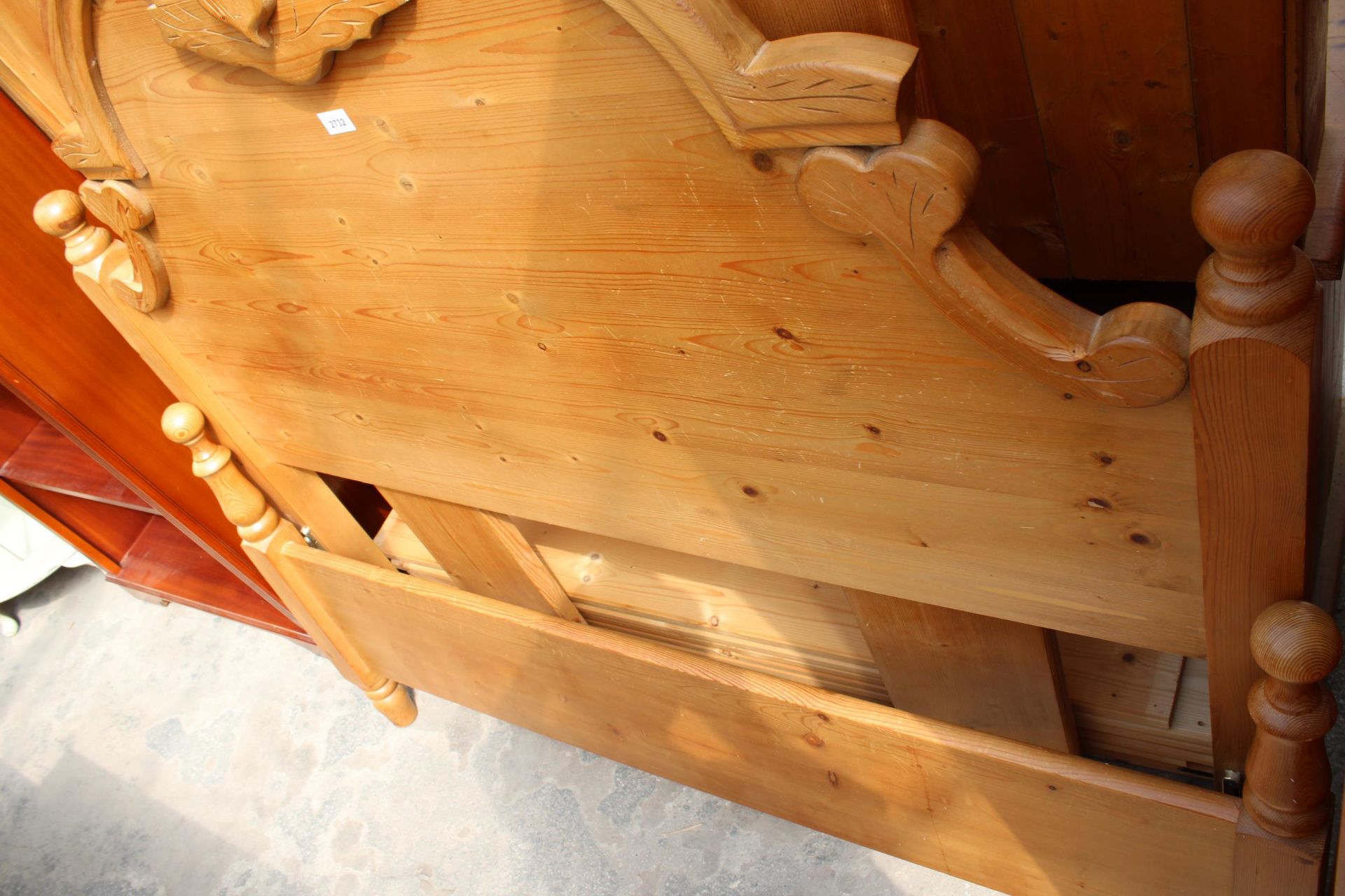 A VICTORIAN STYLE PINE 4'6" BEDSTEAD - Image 3 of 3