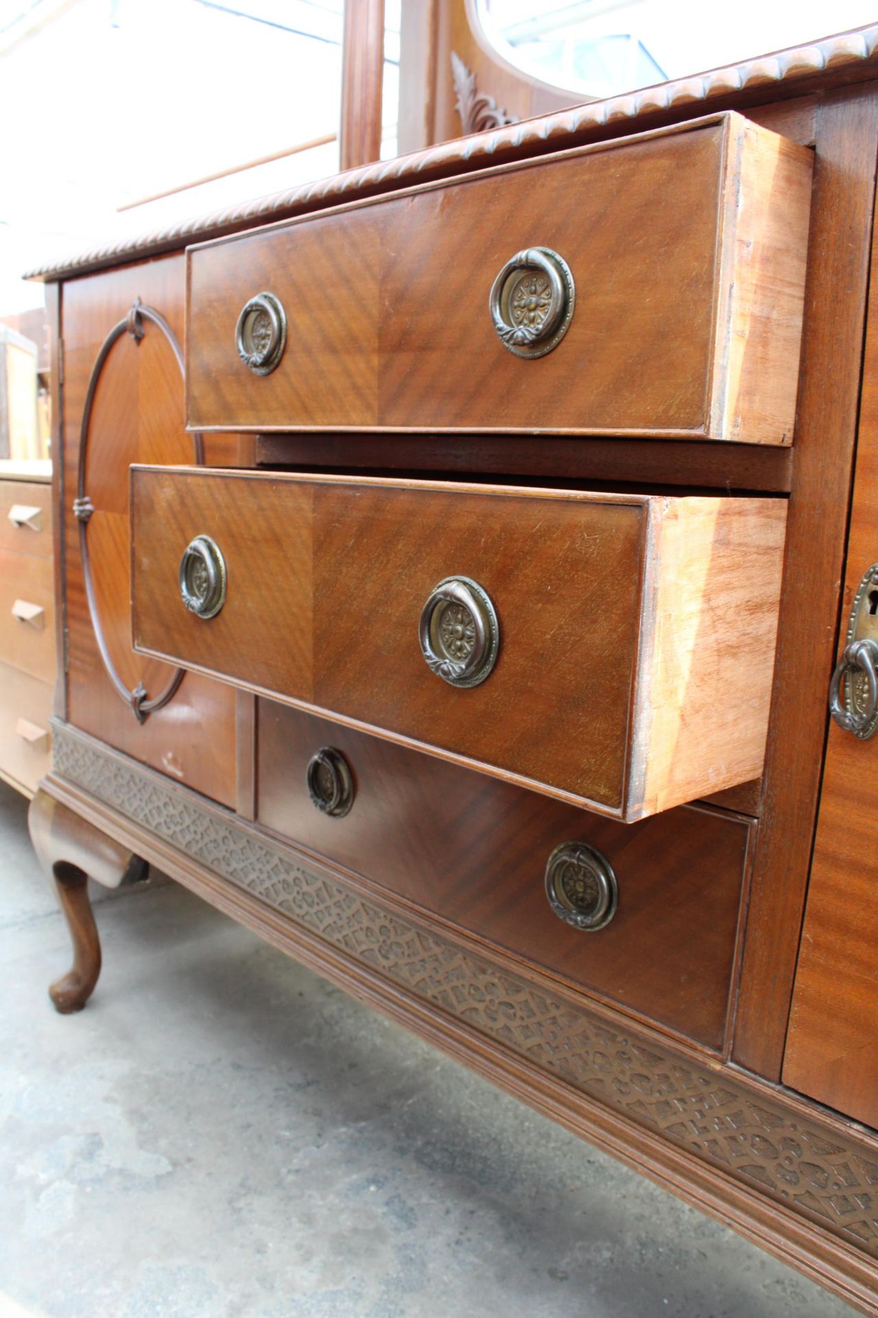 A LATE VICTORIAN MAHOGANY MIRROR-BACK SIDEBOARD ON CABRIOLE LEGS, ROPE EDGE, TWO TURNED AND FLUTED - Image 5 of 7