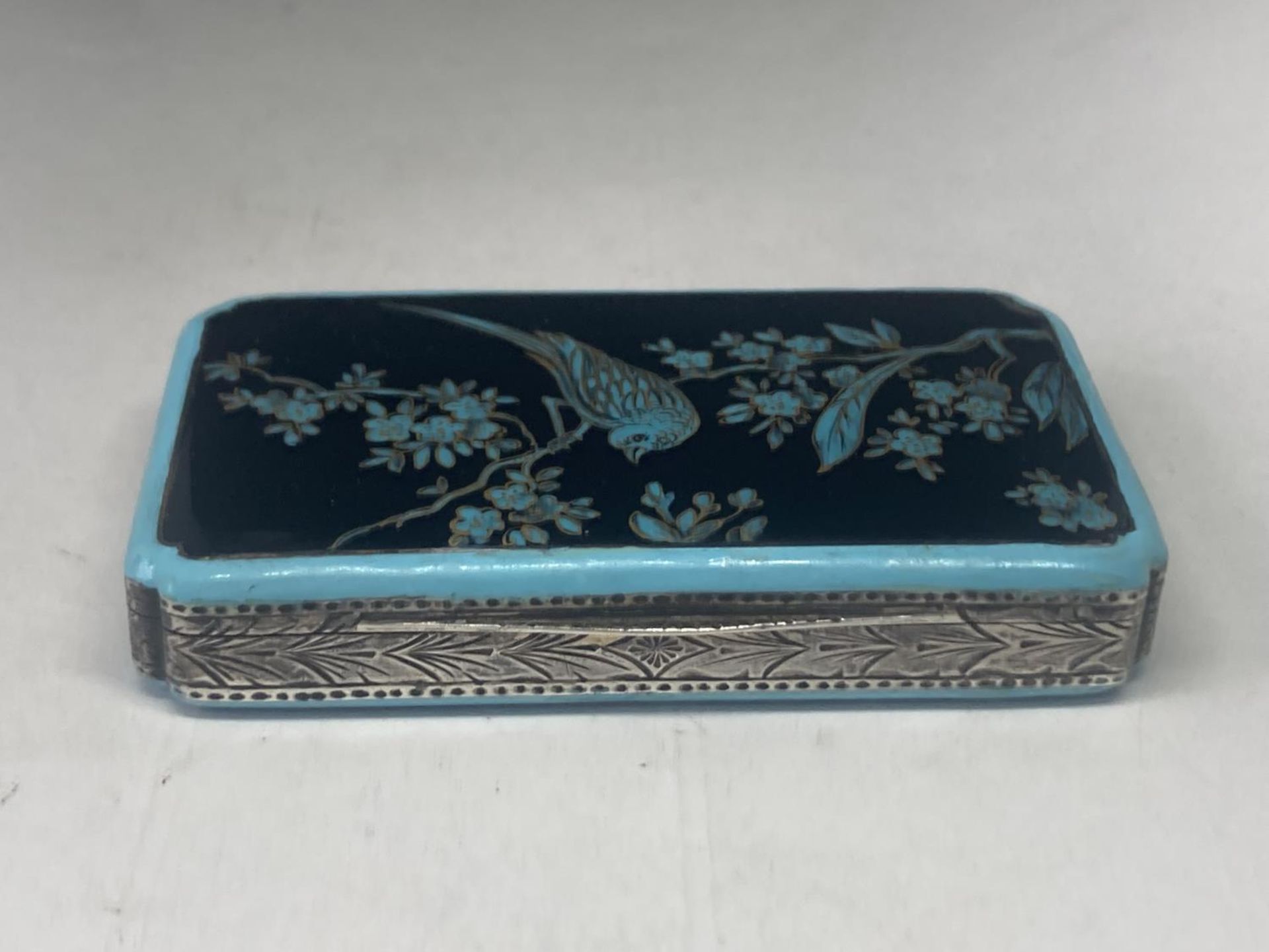 A SILVER AND ENAMEL TRINKET BOX WITH A TURQUOISE BLUE AND BLACK ORIENTAL BIRD DECORATION - Image 7 of 8