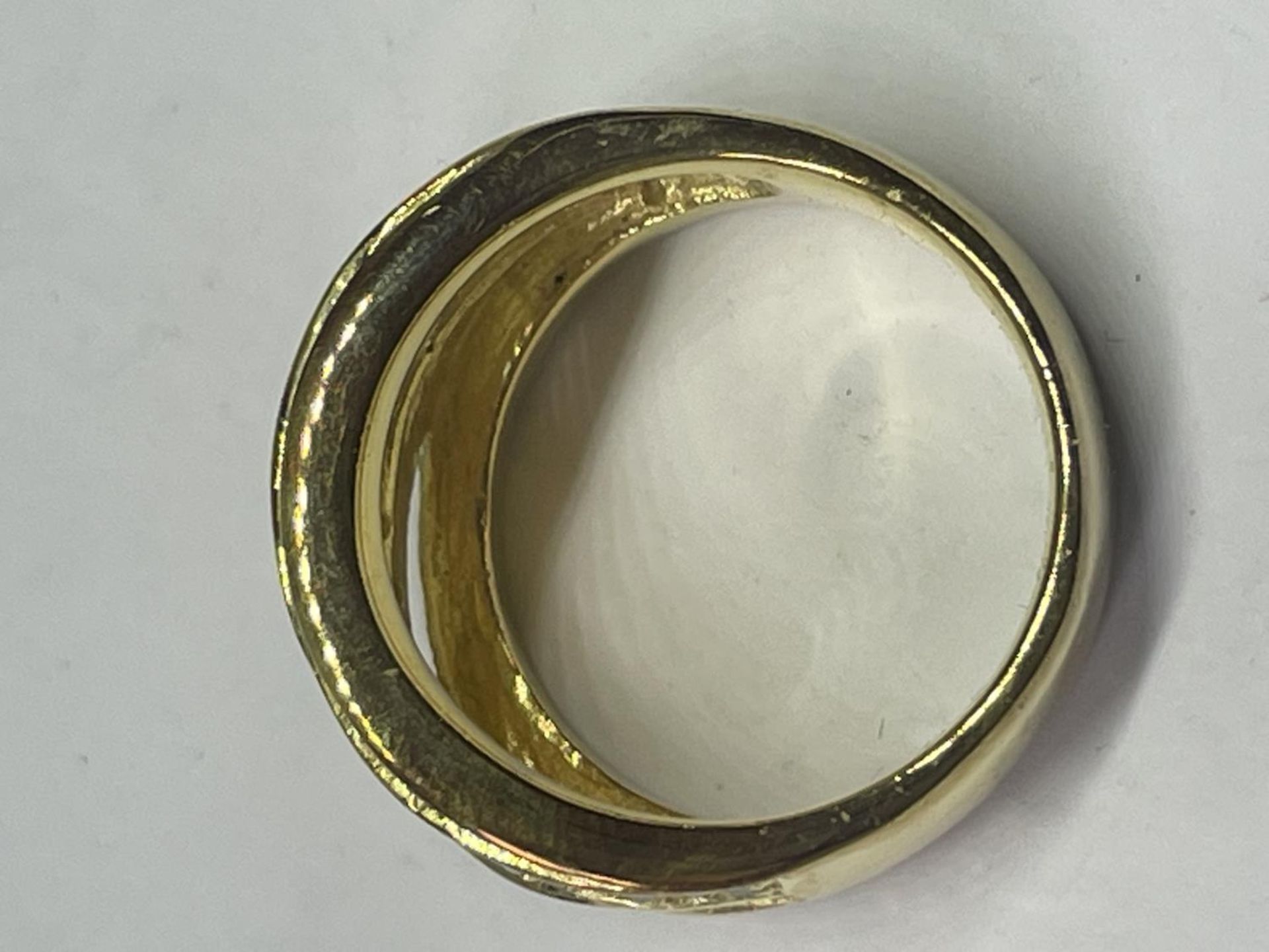 A SILVER GILT RING IN A PRESENTATION BOX - Image 4 of 4