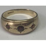 A 9 CARAT GOLD RING WITH THREE GARNETS SIZE V