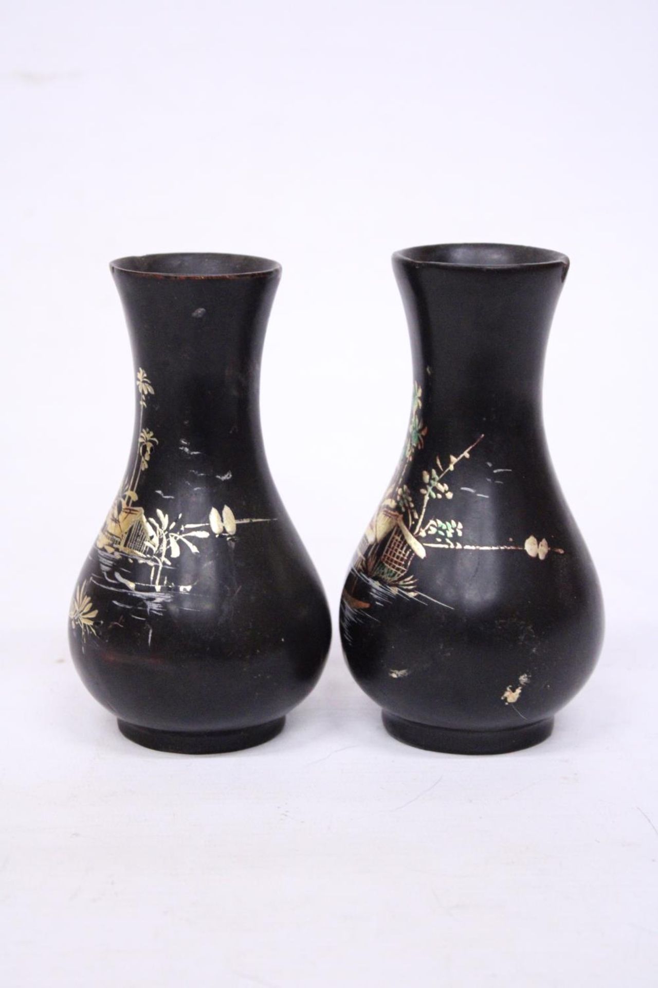 A PAIR OF FOOTED WOODEN LACQUER VASES WITH ORIENTAL SCENES - 14 CM (H) - Bild 4 aus 5