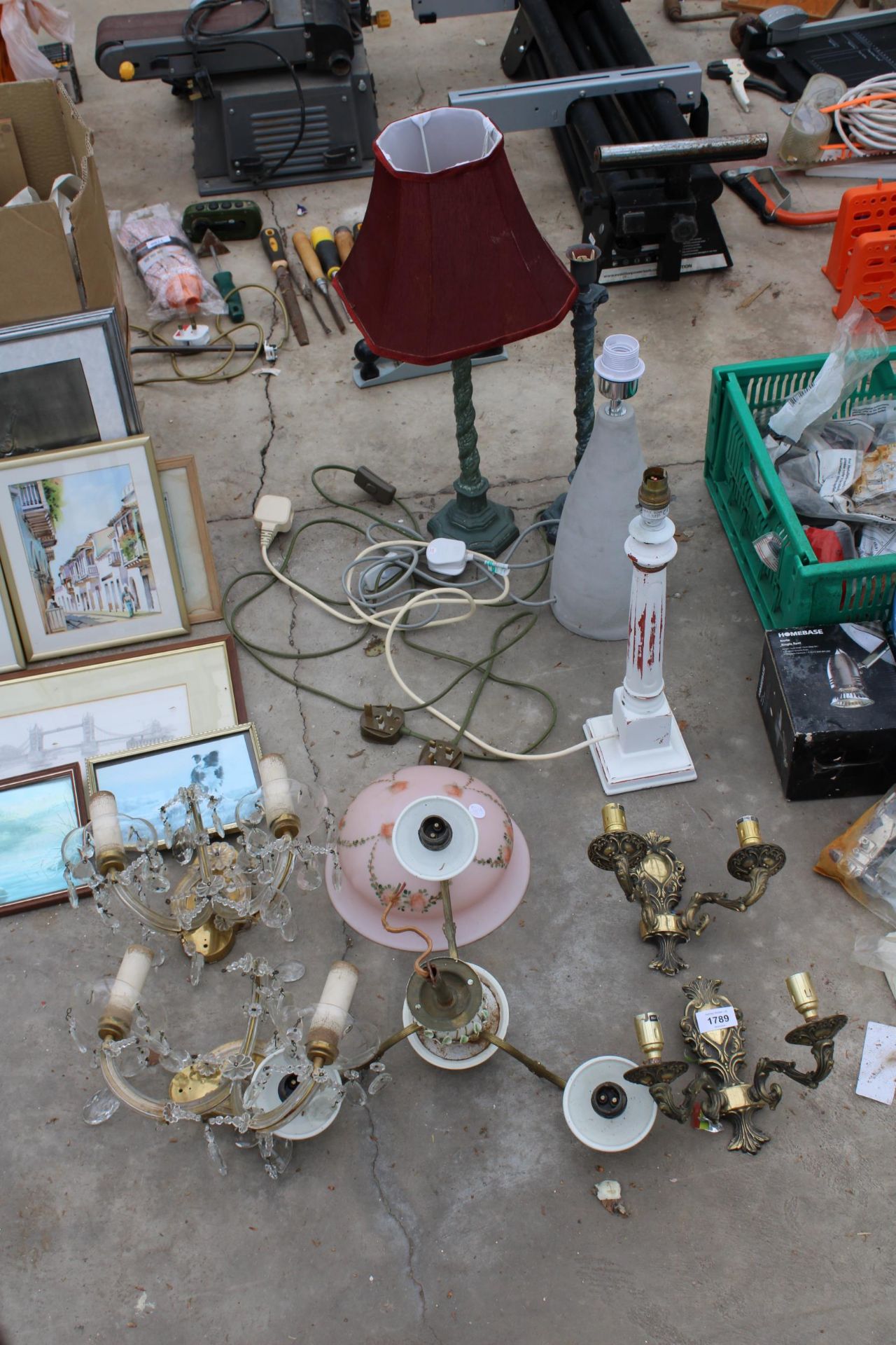 AN ASSORTMENT OF VARIOUS LAMPS AND LIGHT FITTINGS ETC