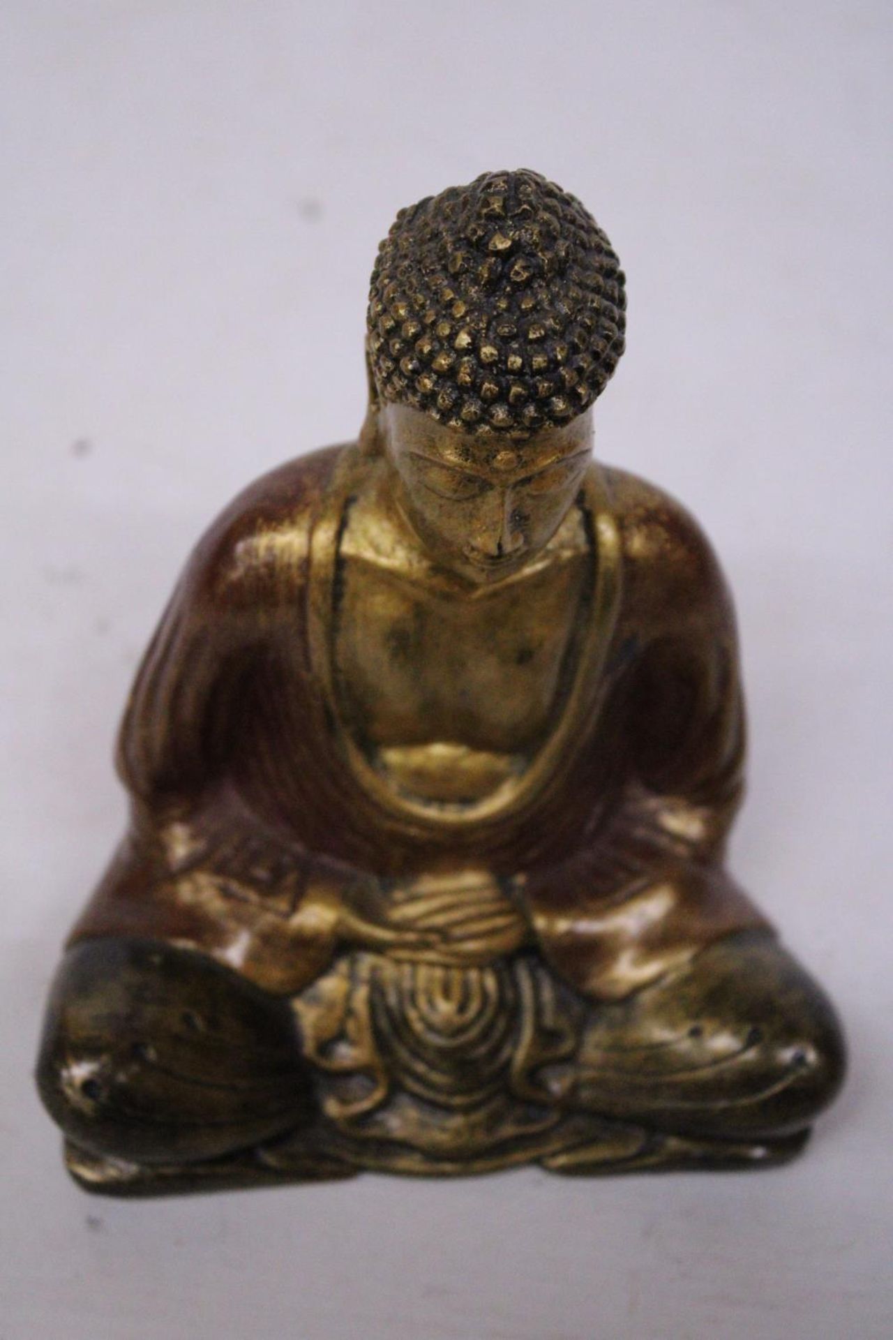 A SMALL RESIN GOLD COLOURED BUDDHA STATUE (16 CM) - Bild 4 aus 5