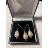 A SILVER WITH PEARL NECKLACE AND EARRING SET IN A PRESENTATION BOX