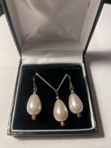A SILVER WITH PEARL NECKLACE AND EARRING SET IN A PRESENTATION BOX