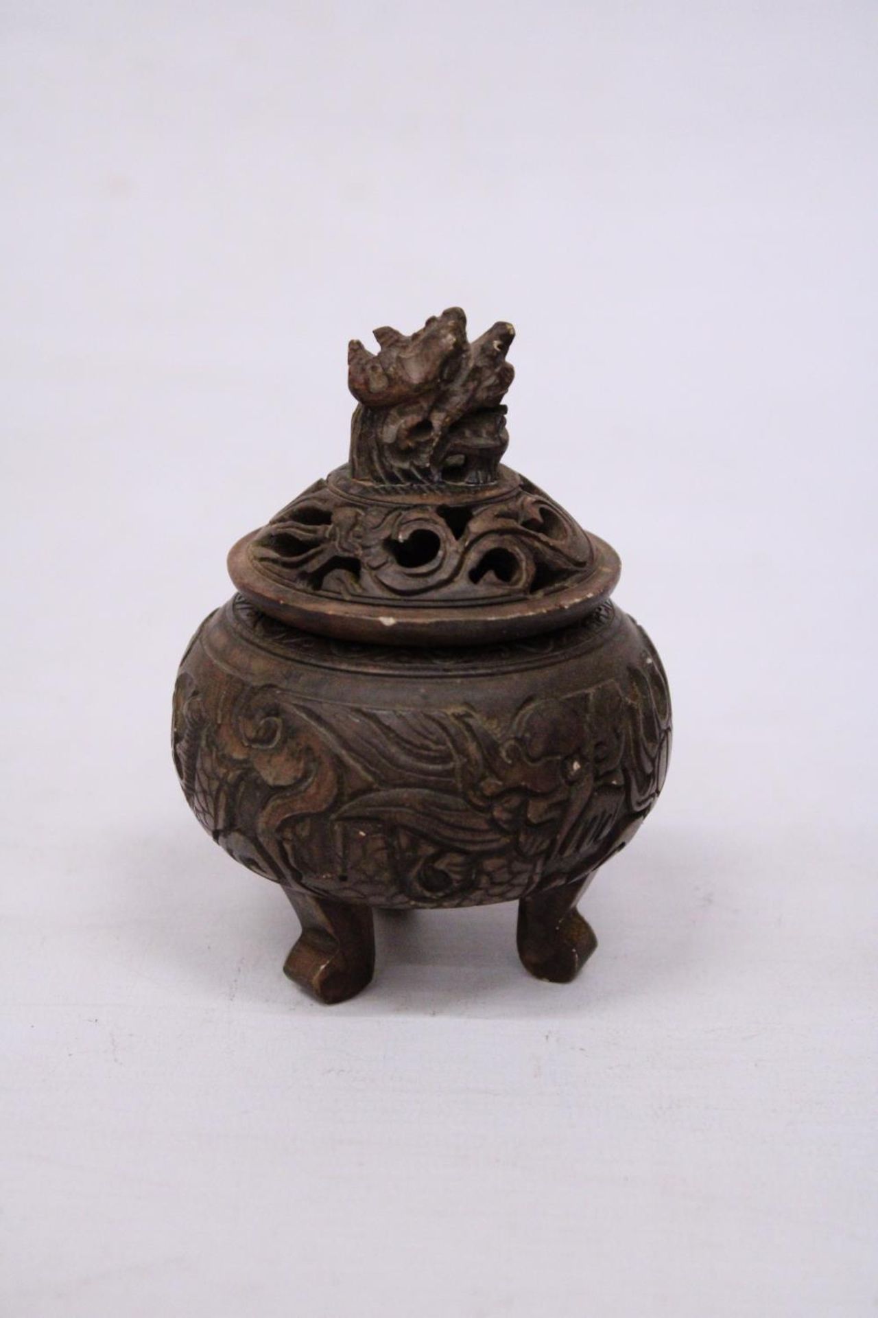 A METAL (POSSIBLY BRONZE) TRIPOD INCENSE HOLDER WITH FOO DOG FINIAL - Image 4 of 9