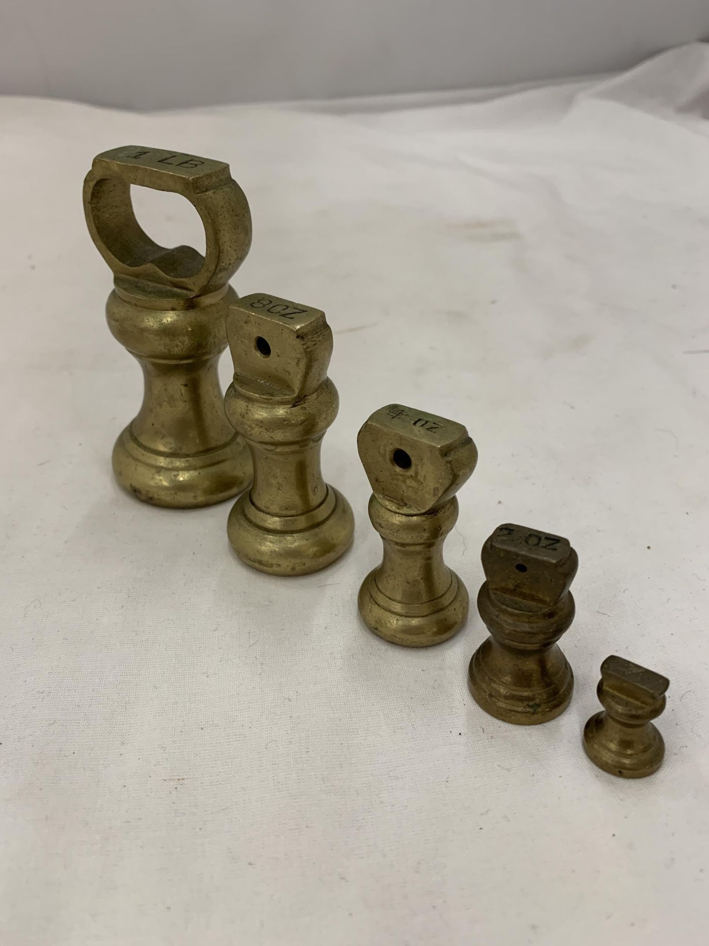 A SET OF 5 BRASS WEIGHTS - Image 3 of 3