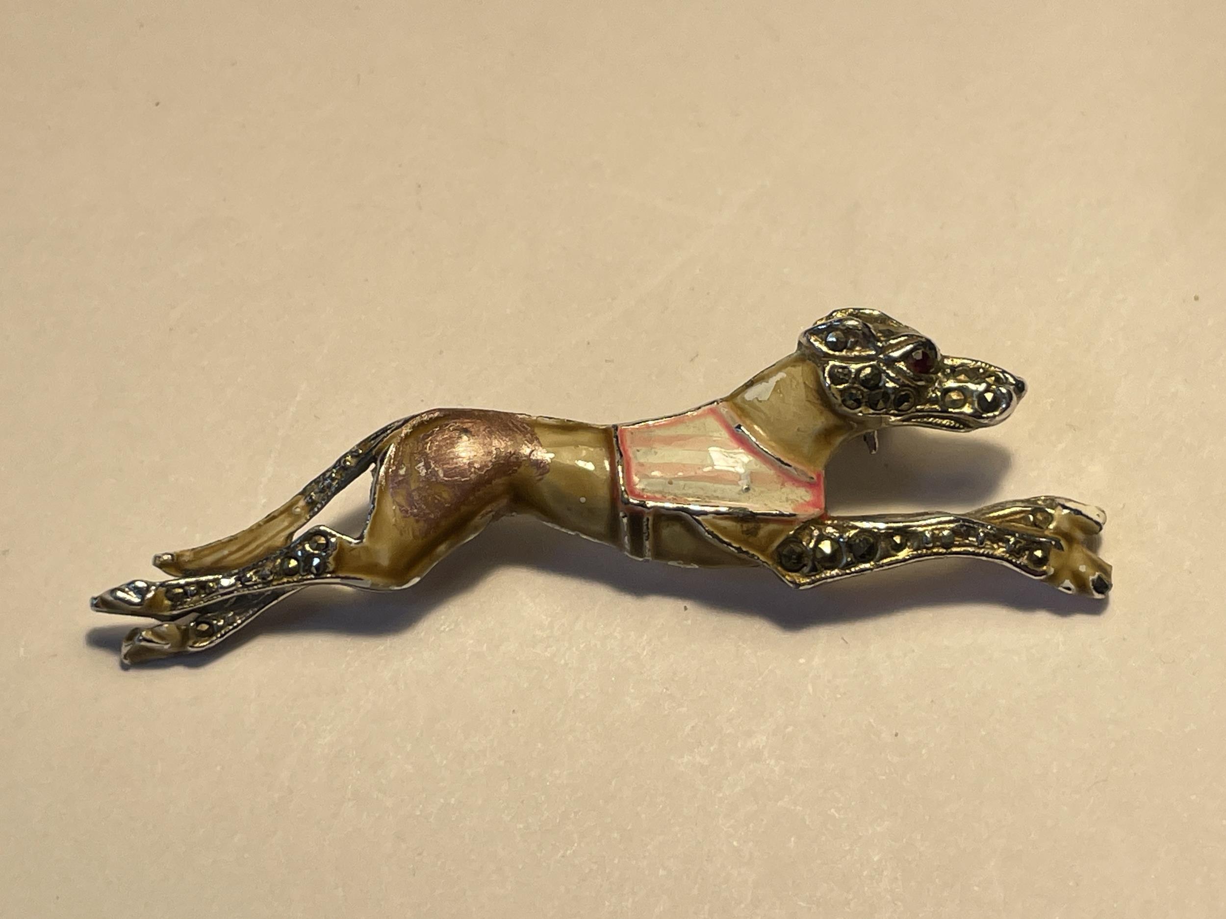 A VINTAGE ENAMELLED GREYHOUND BROOCH WITH A PRESENTATION BOX - Image 2 of 5