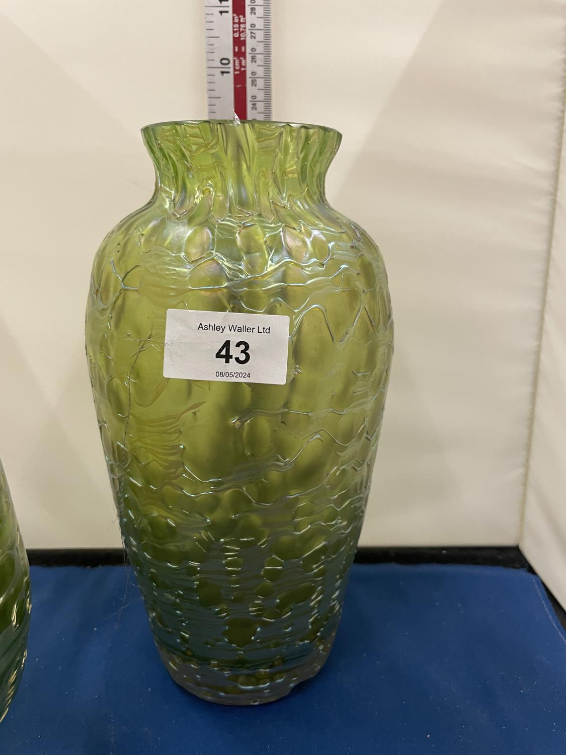 A PAIR OF POSSIBLY LOETZ GREEN LUSTRE VASES APPROXIMATELY 23CM TALL - Image 12 of 12