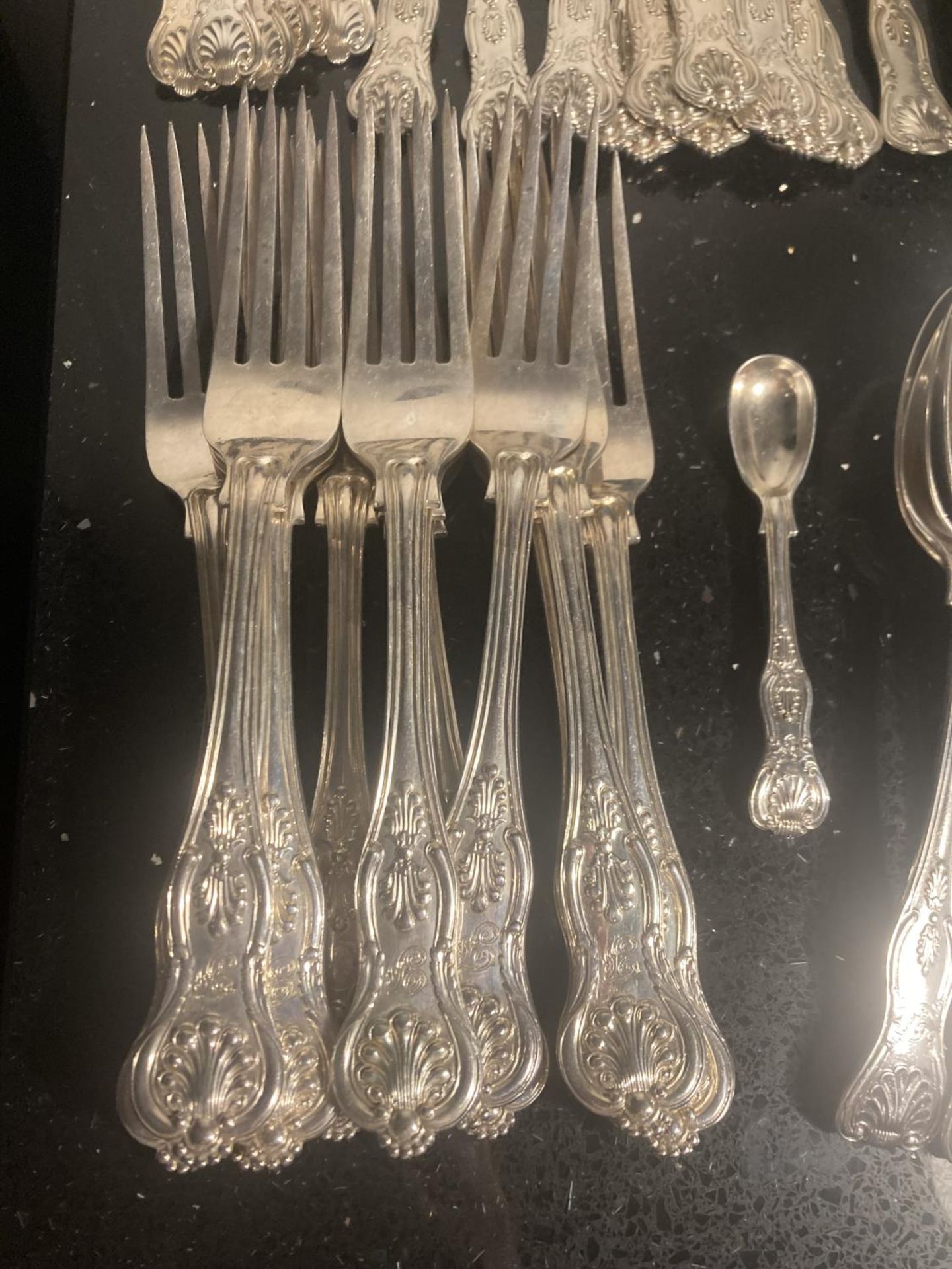 A LARGE QUANTITY OF HALLMARKED SILVER FLATWARE TO INCLUDE FORKS, SPOONS ETC GROSS WEIGHT 2976 GRAMS - Bild 4 aus 6