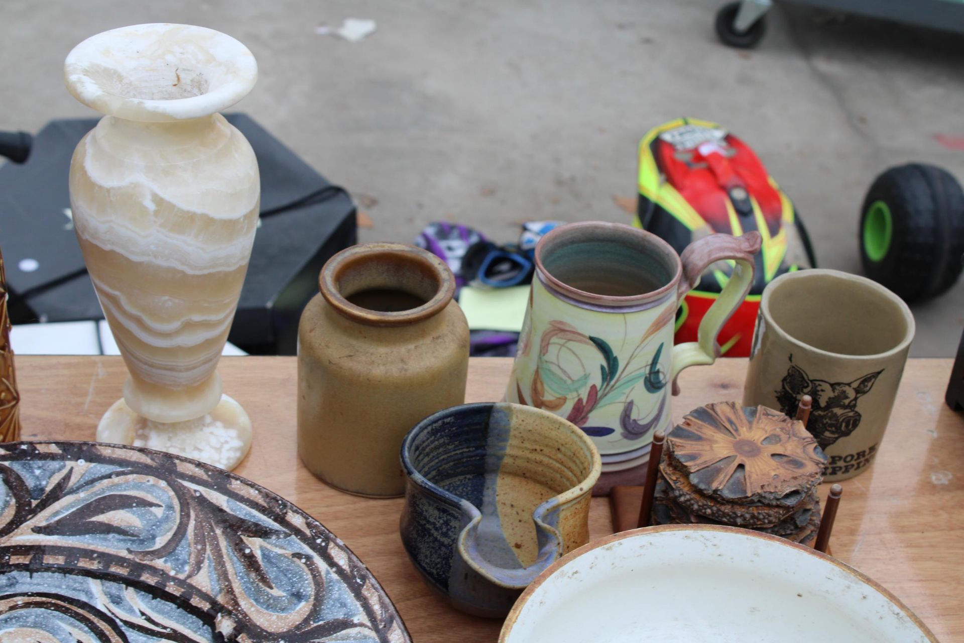 A LARGE ASSORTMENT OF STUDIO POTTERY ITEMS TO INCLUDE A LARGE BOWL, JUGS AND TANKARDS ETC - Image 4 of 4