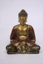 A SMALL RESIN GOLD COLOURED BUDDHA STATUE (16 CM)